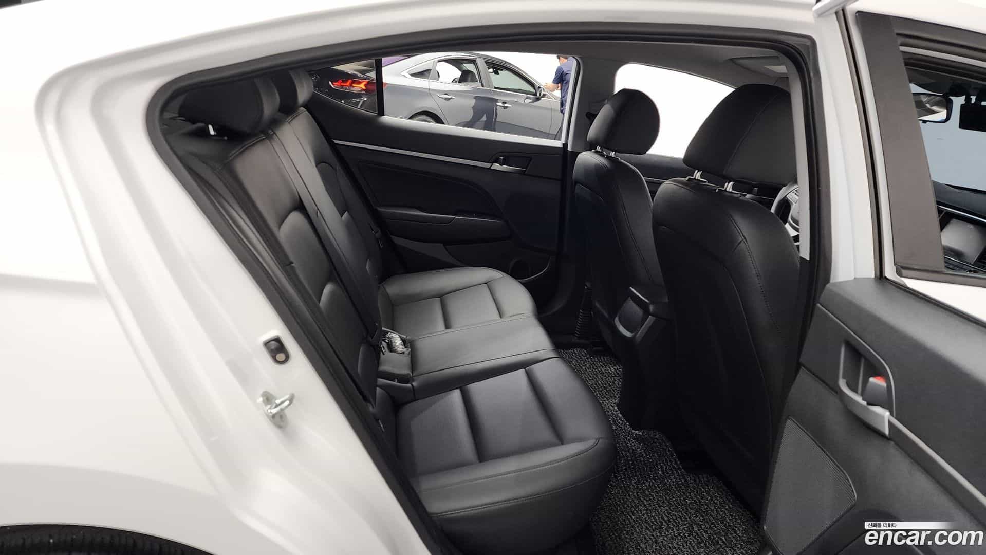 AVANTE Hyundai 2017.10-OPTION-020