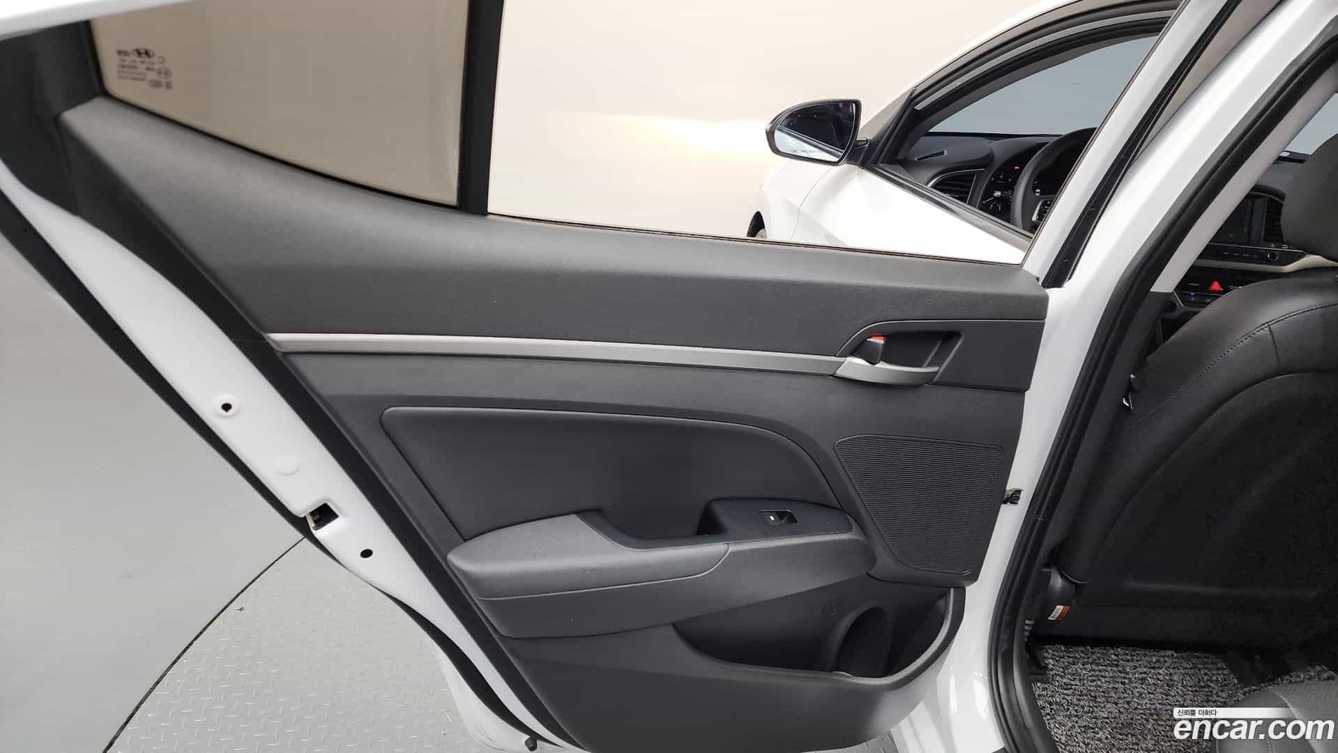AVANTE Hyundai 2017.10-INNER-035