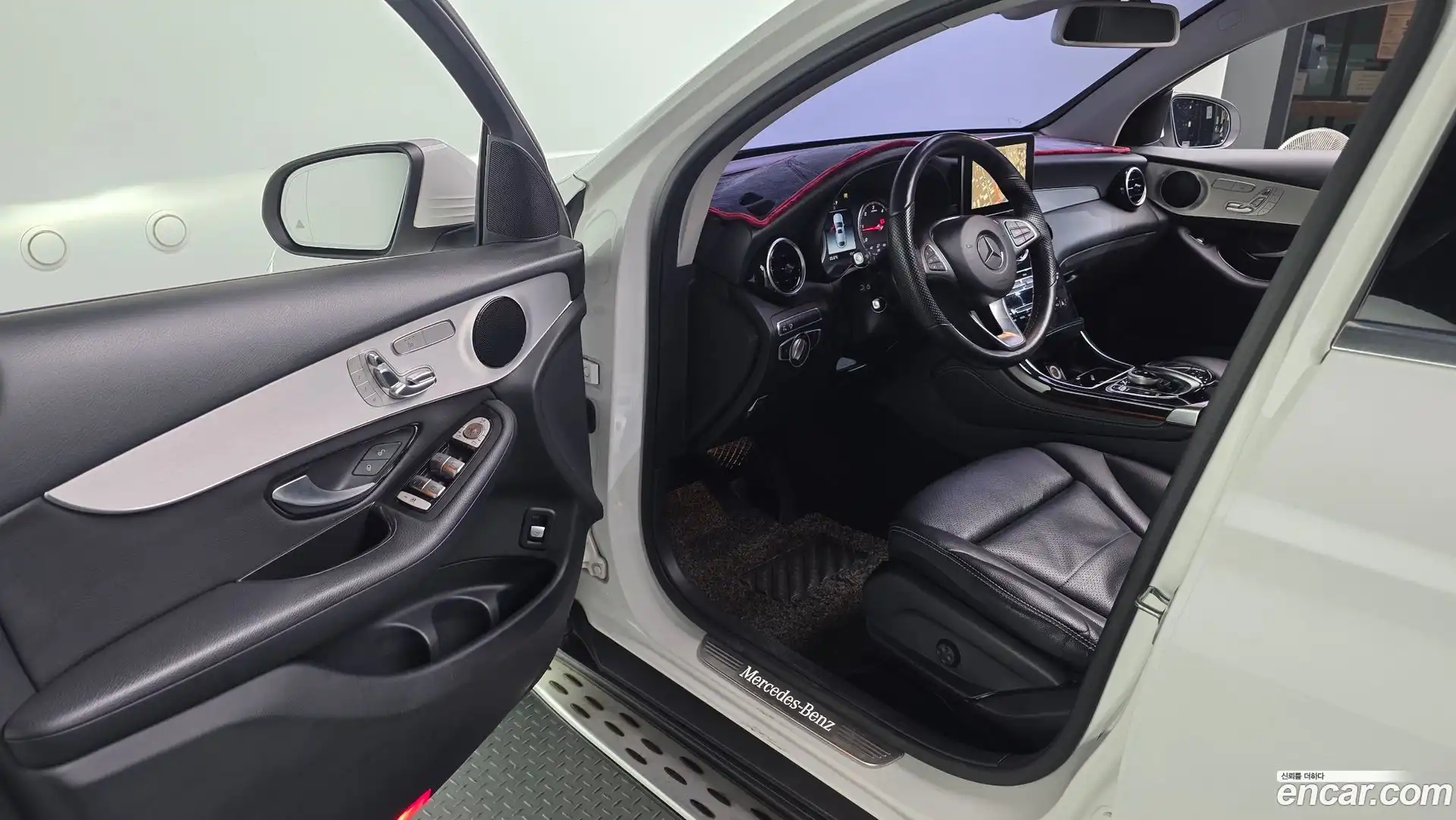 GLC-Class Mercedes-Benz 2017.10-INNER-010