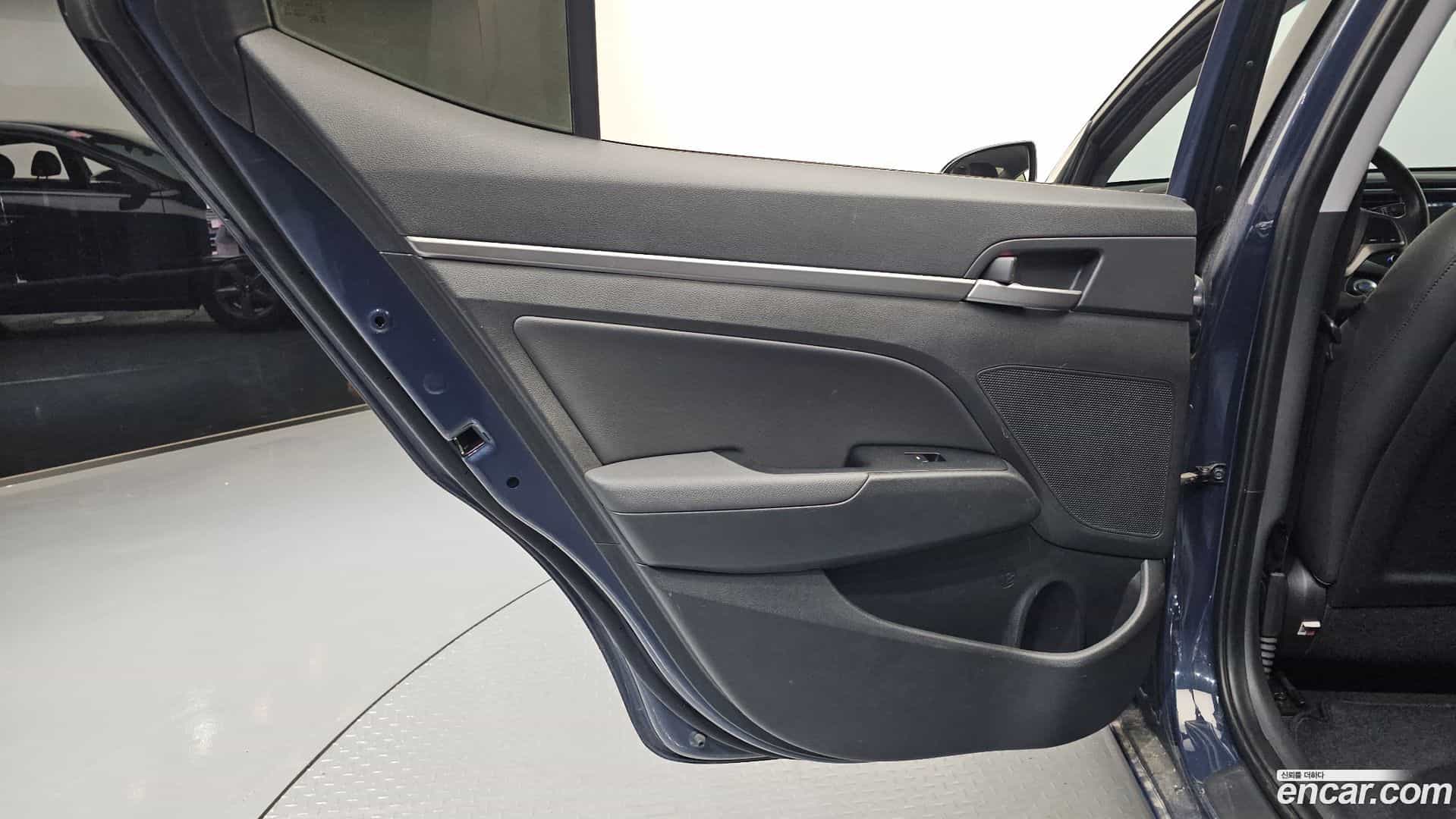 AVANTE Hyundai 2016.0-INNER-035