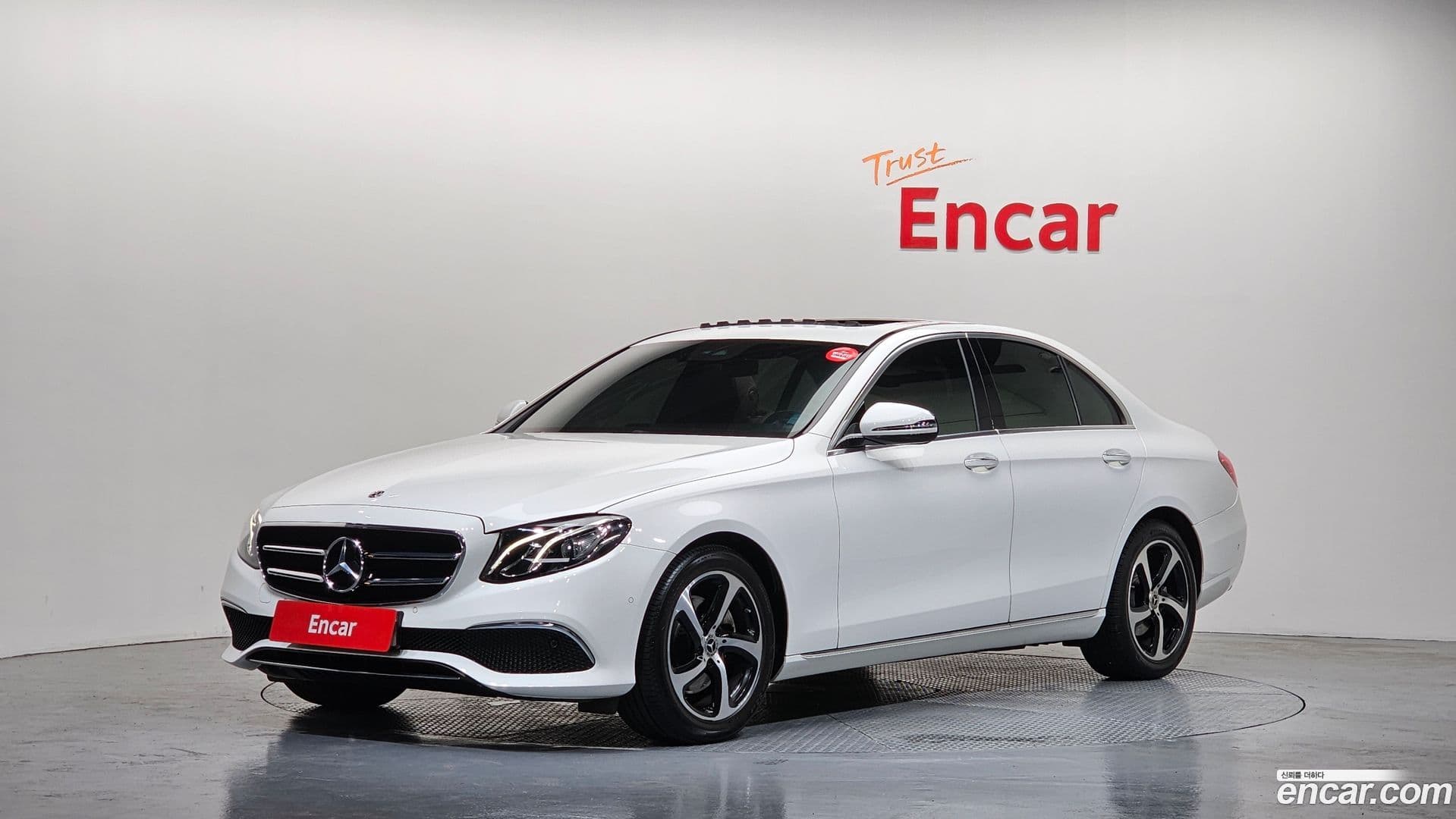 Main__Slider__Photo:E-Class Mercedes-Benz 2020.0-0