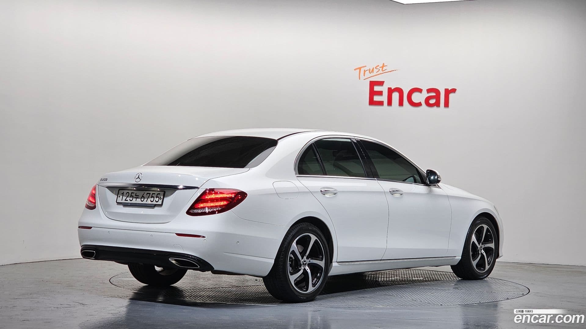 Main__Slider__Photo:E-Class Mercedes-Benz 2020.0-1