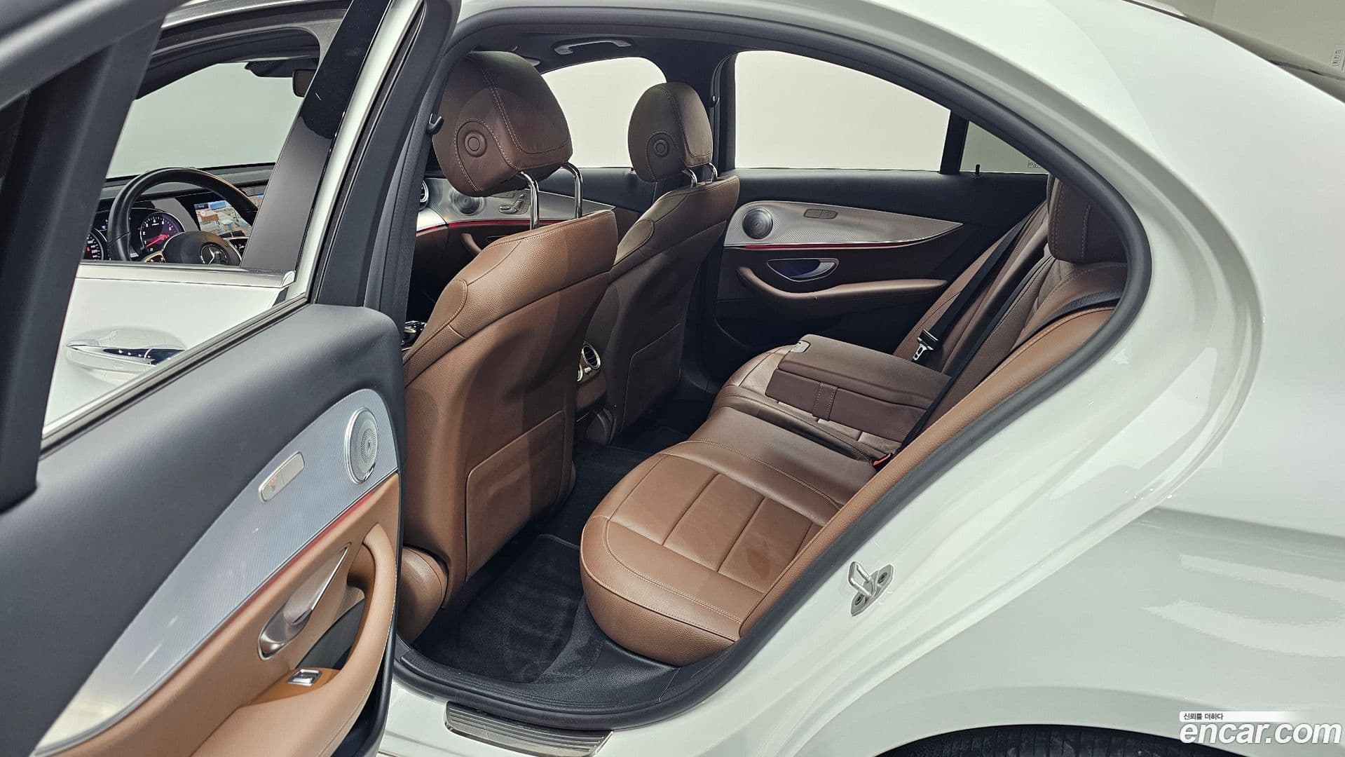 Main__Slider__Photo:E-Class Mercedes-Benz 2020.0-11