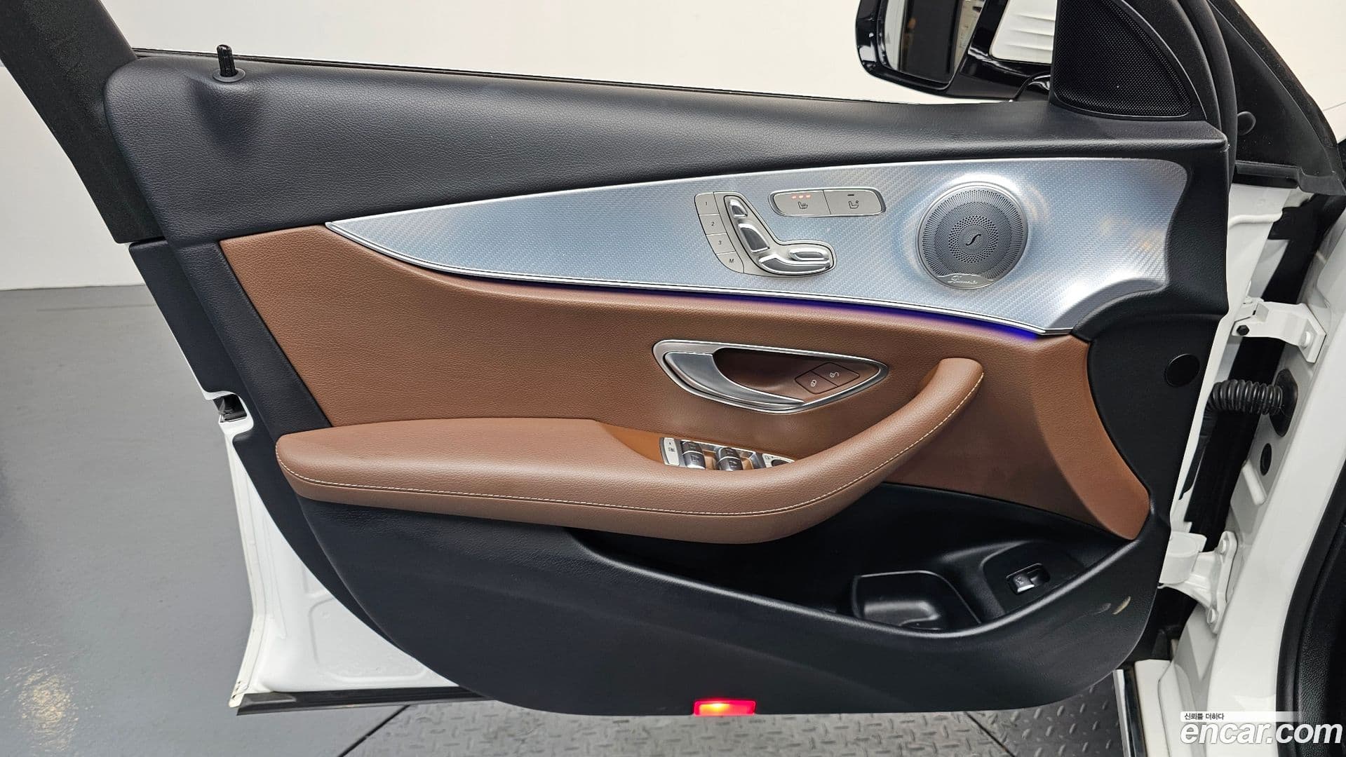 Main__Slider__Photo:E-Class Mercedes-Benz 2020.0-23