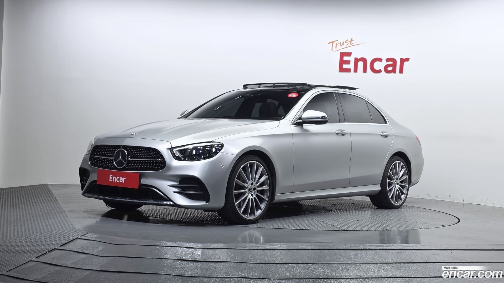 Main__Slider__Photo:E-Class Mercedes-Benz 2022.4-0