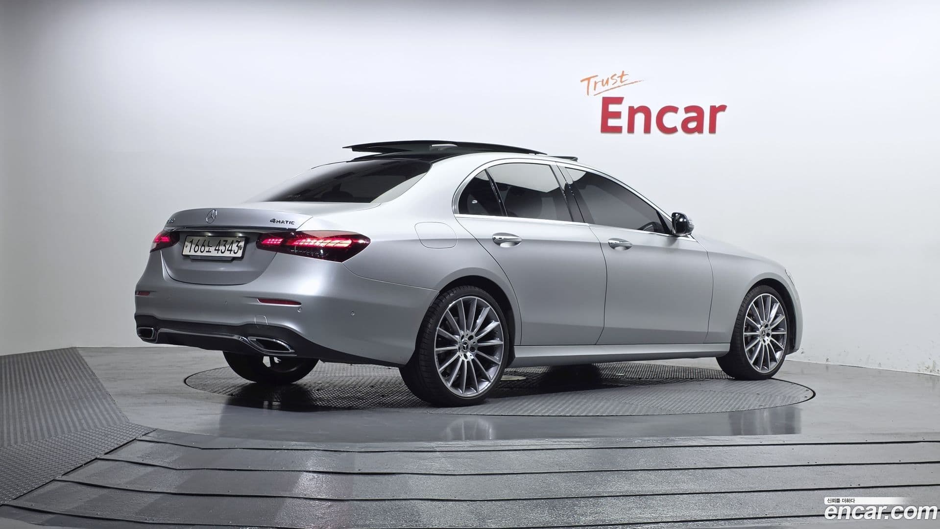 Main__Slider__Photo:E-Class Mercedes-Benz 2022.4-1