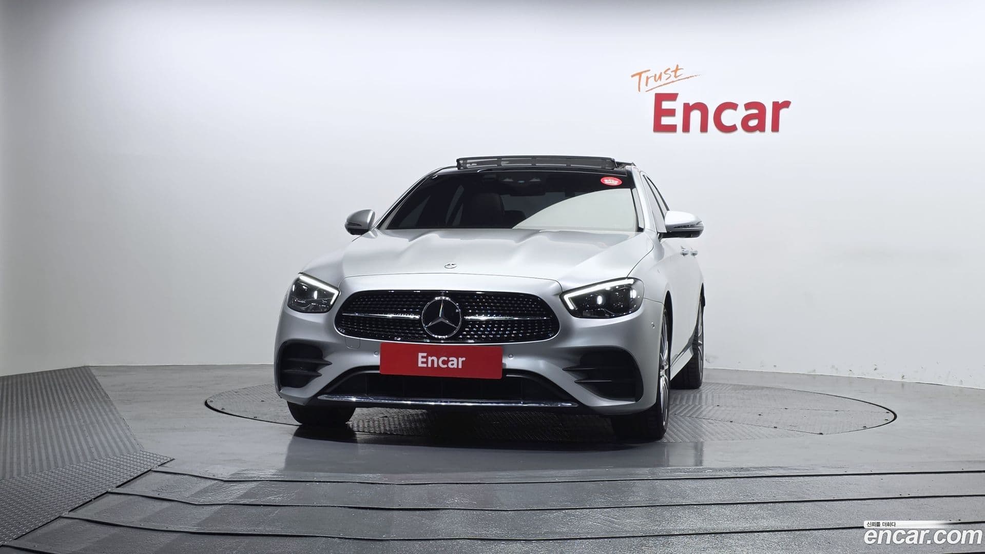 Main__Slider__Photo:E-Class Mercedes-Benz 2022.4-2