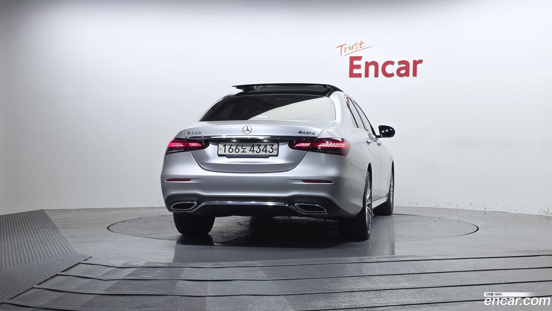 Main__Slider__Photo:E-Class Mercedes-Benz 2022.4-3