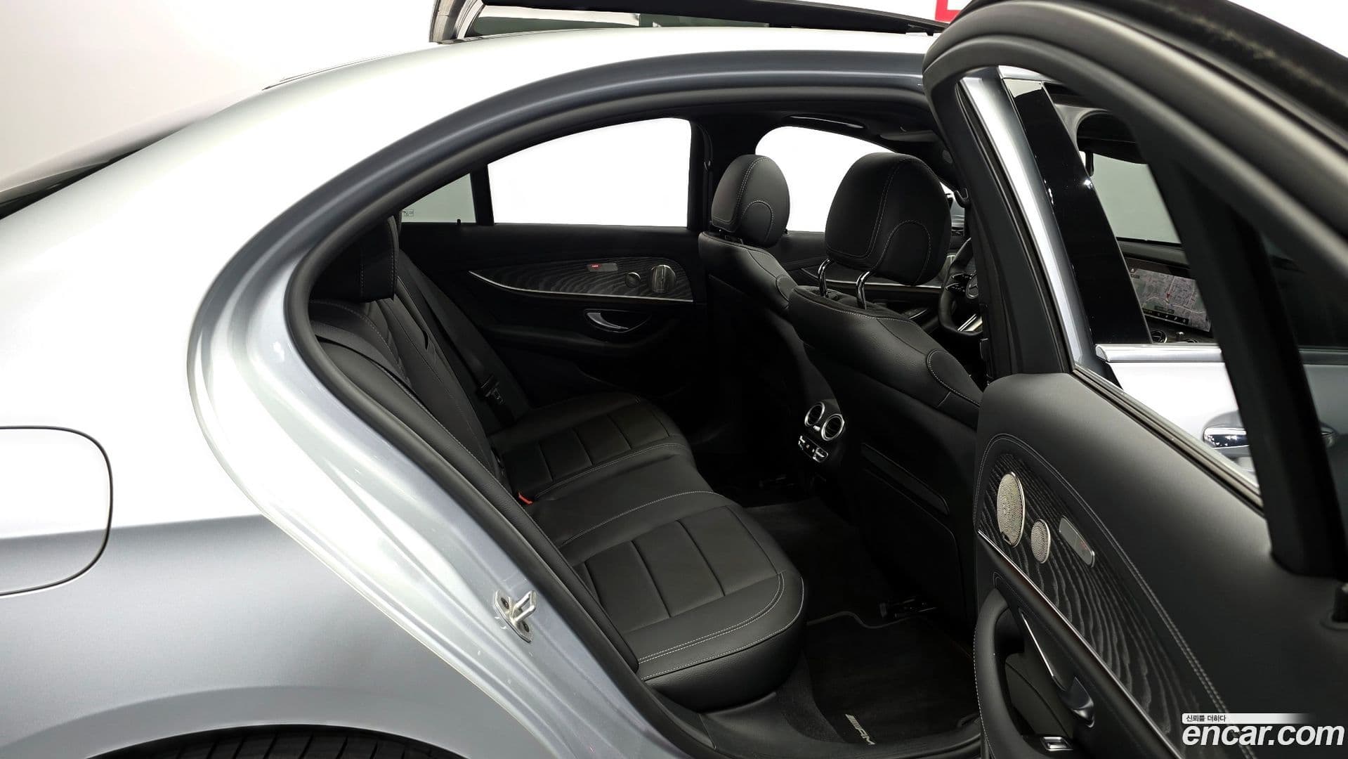 Main__Slider__Photo:E-Class Mercedes-Benz 2022.4-10