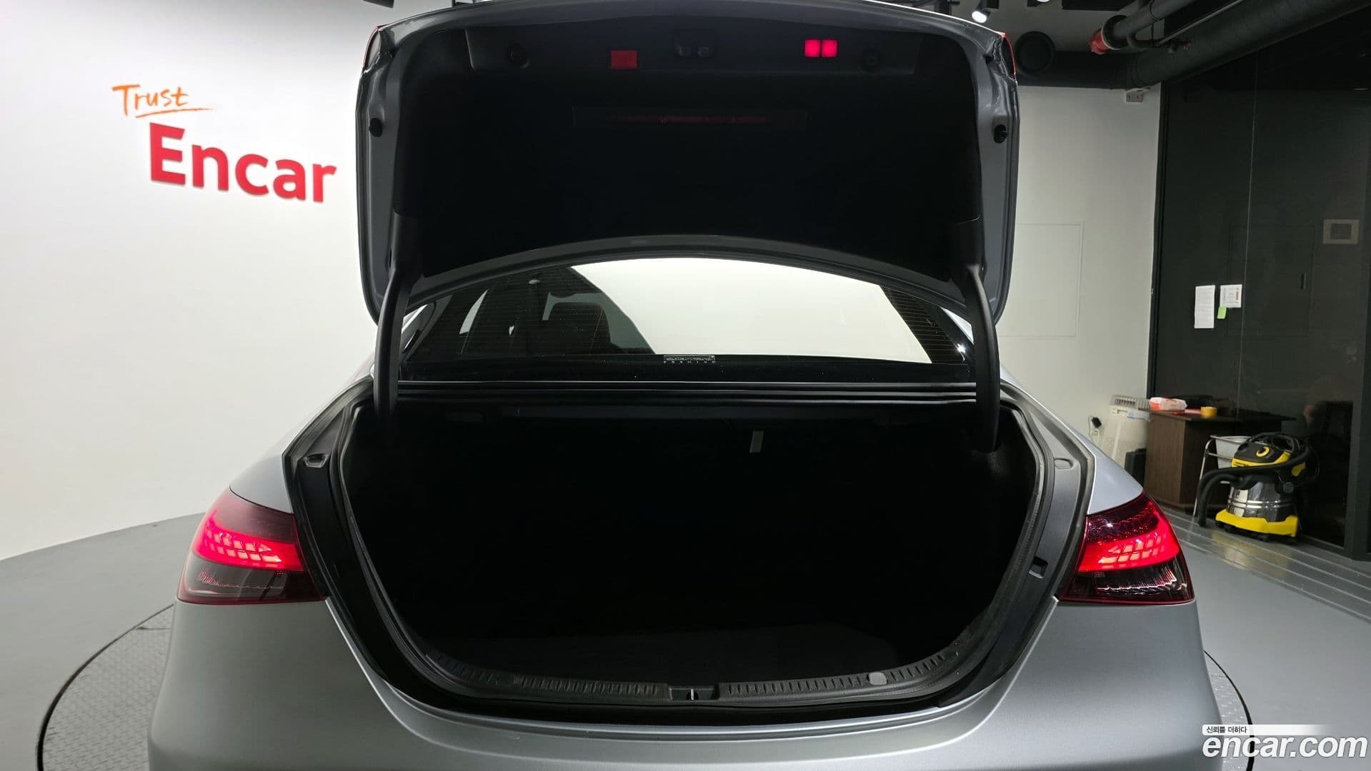 Main__Slider__Photo:E-Class Mercedes-Benz 2022.4-18