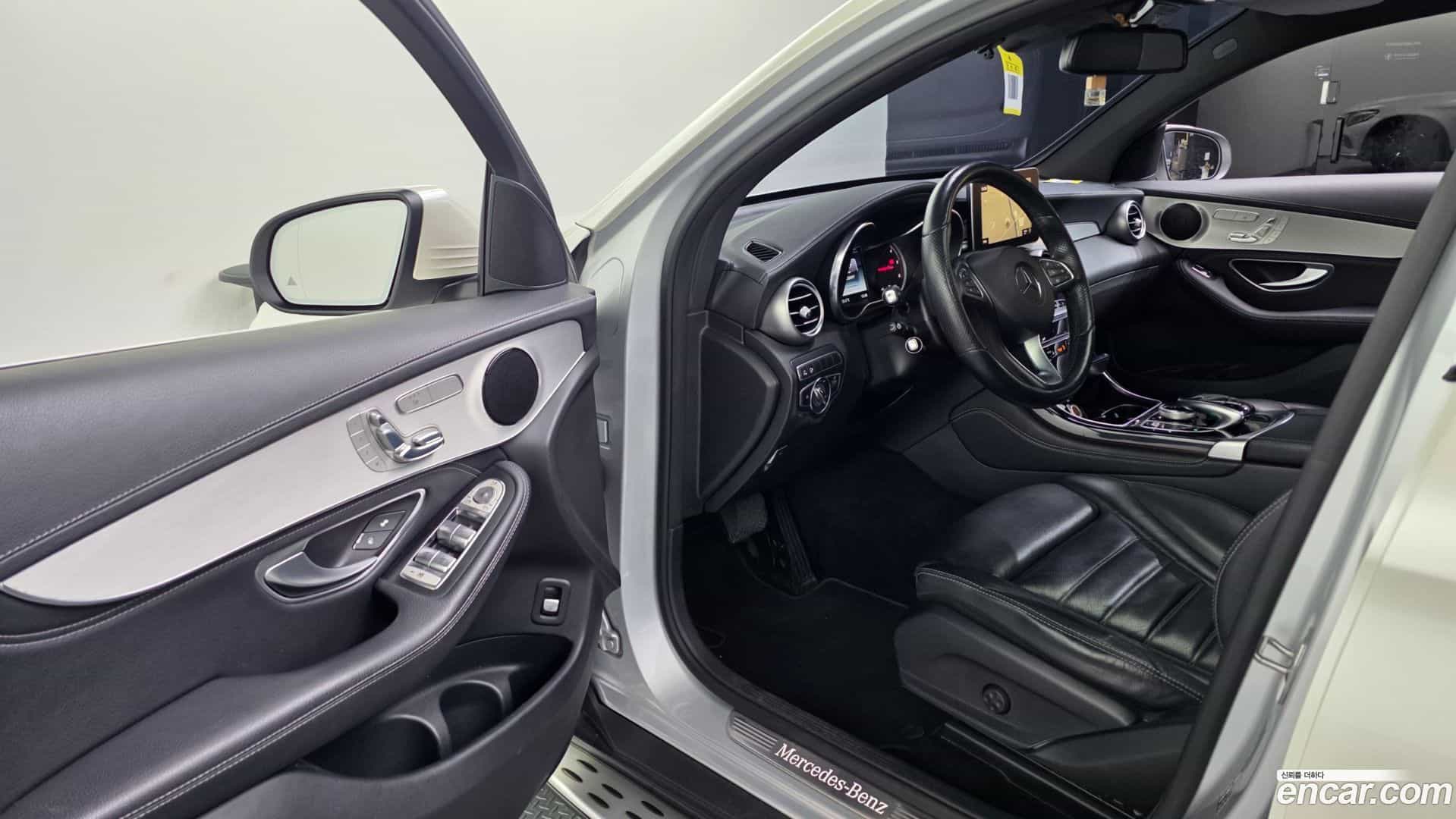 GLC-Class Mercedes-Benz 2017.6-INNER-010