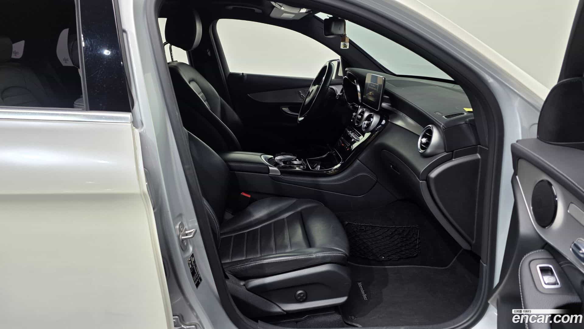 GLC-Class Mercedes-Benz 2017.6-OPTION-015