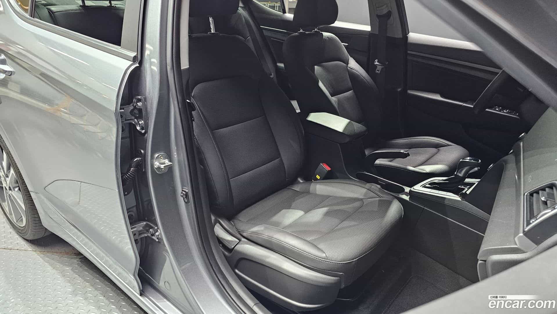AVANTE Hyundai 2017.11-OPTION-015