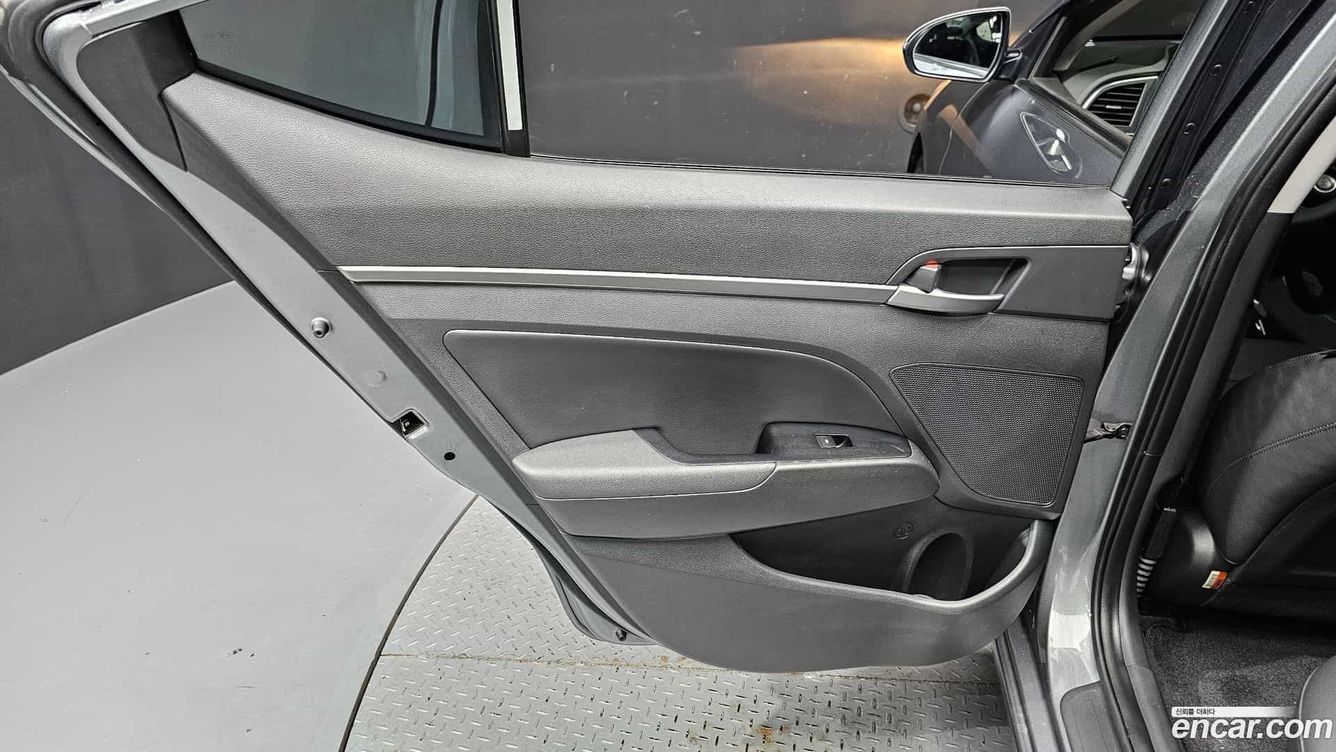 AVANTE Hyundai 2017.11-INNER-035