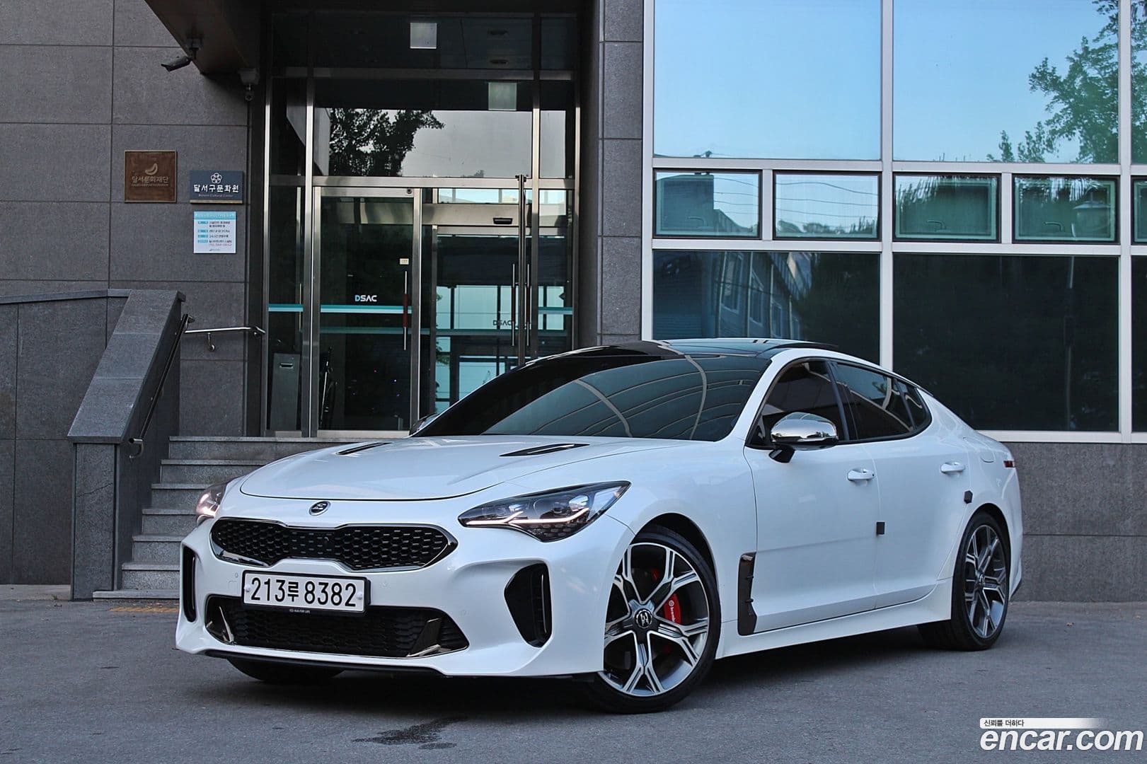 Main__Slider__Photo:Stinger Kia 2017.6-0