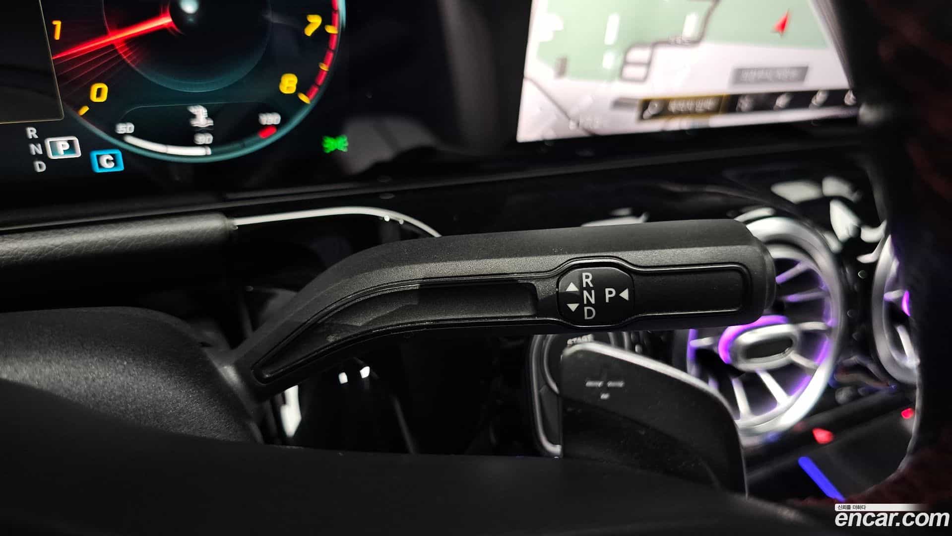 GLA-Class Mercedes-Benz 2020.10-INNER-009