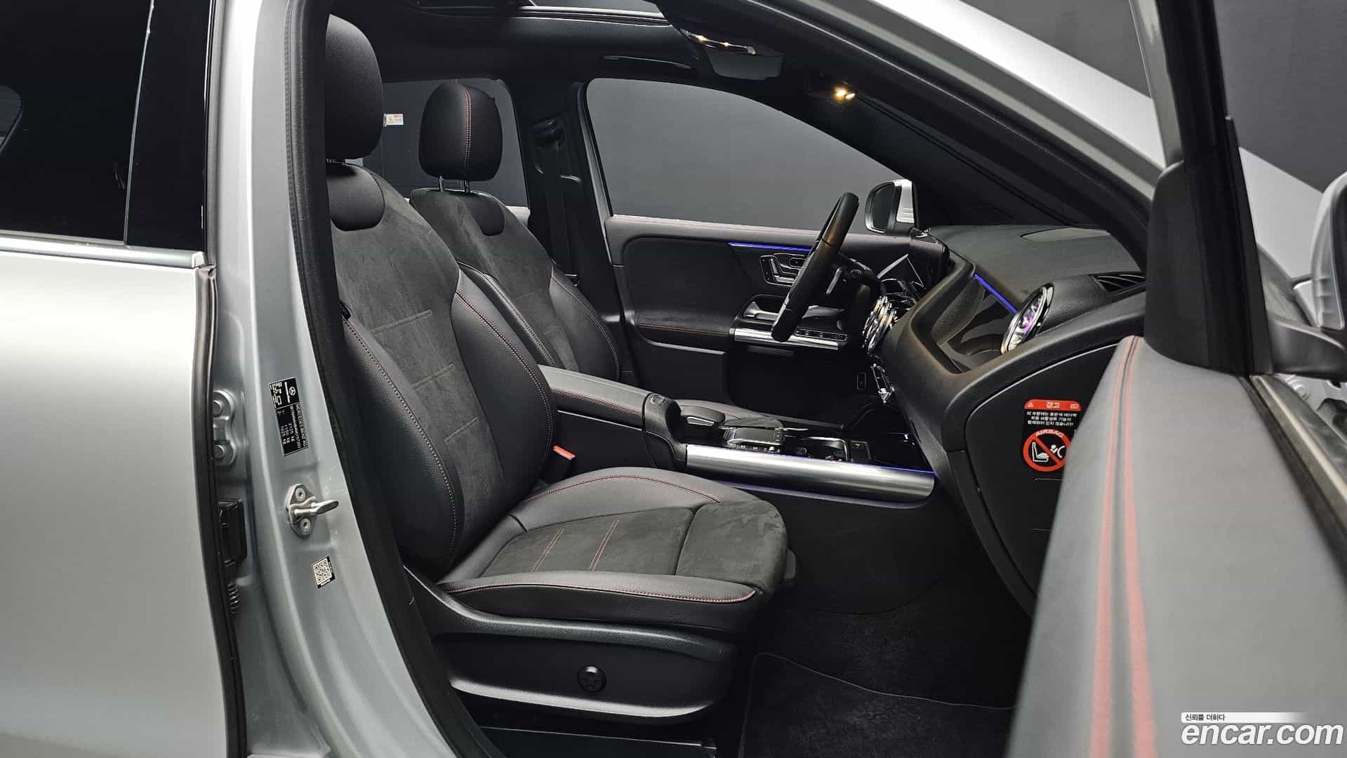 GLA-Class Mercedes-Benz 2020.10-INNER-010