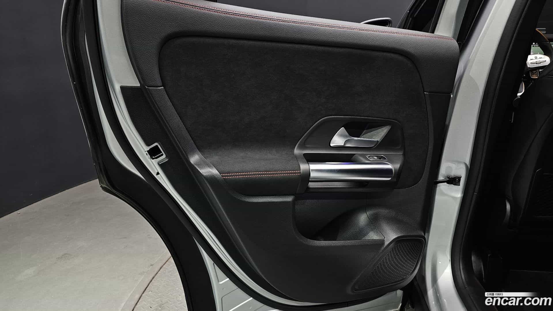 GLA-Class Mercedes-Benz 2020.10-INNER-035