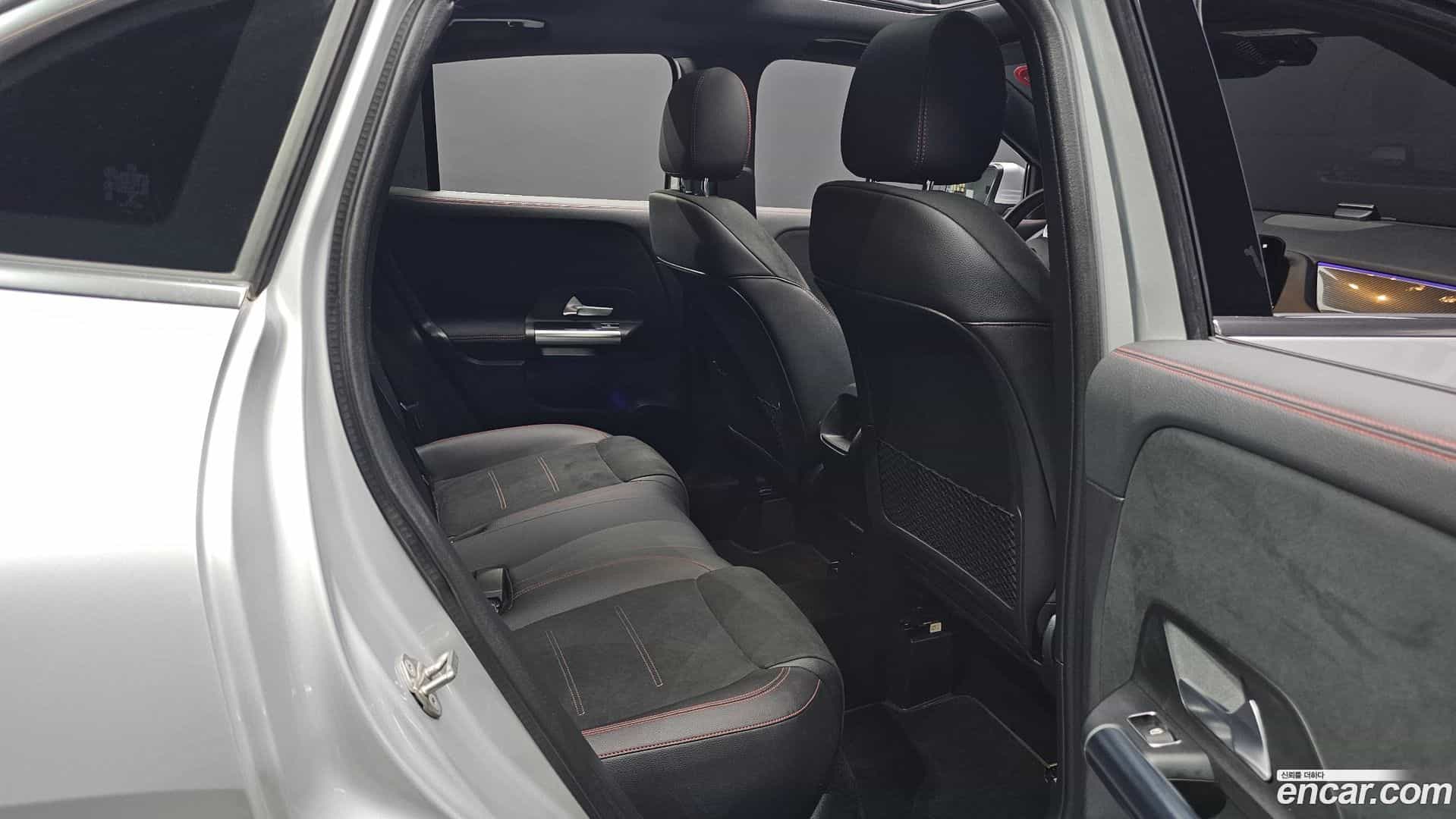 GLA-Class Mercedes-Benz 2020.10-INNER-036