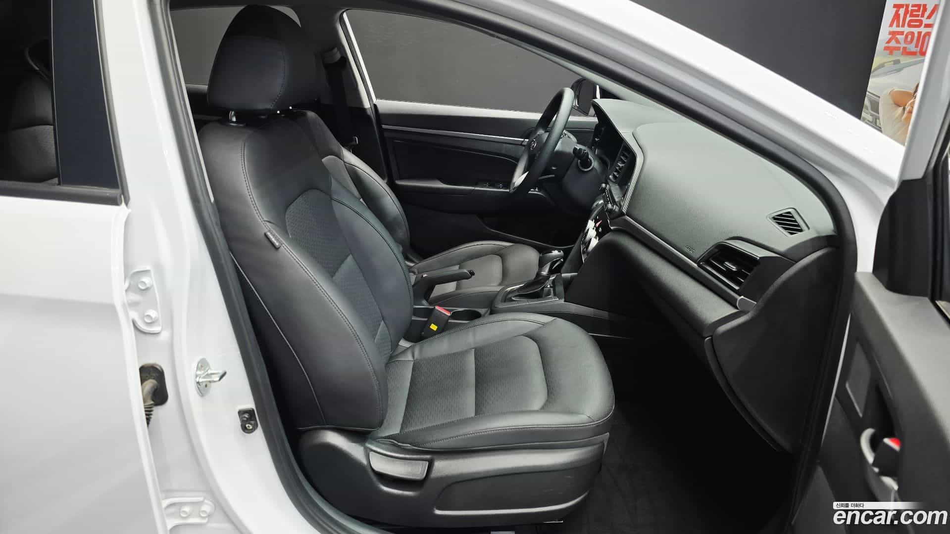 AVANTE Hyundai 2019.8-OPTION-016