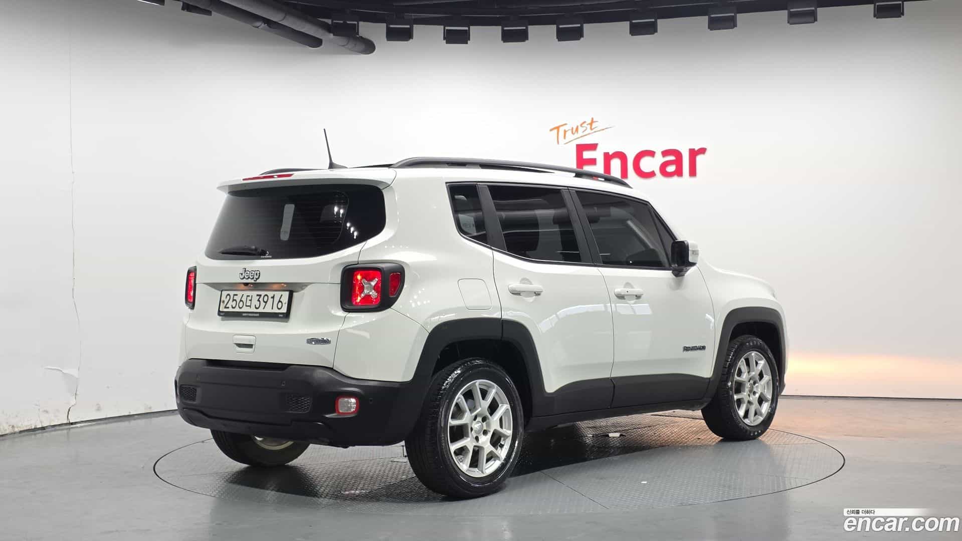 Renegade Jeep 2019.10-OUTER-002