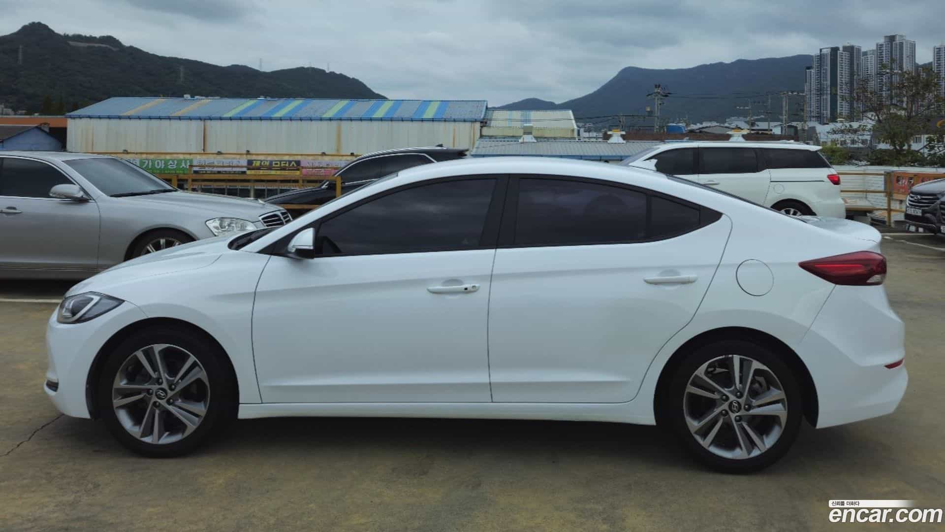 AVANTE Hyundai 2017.9-OPTION-021