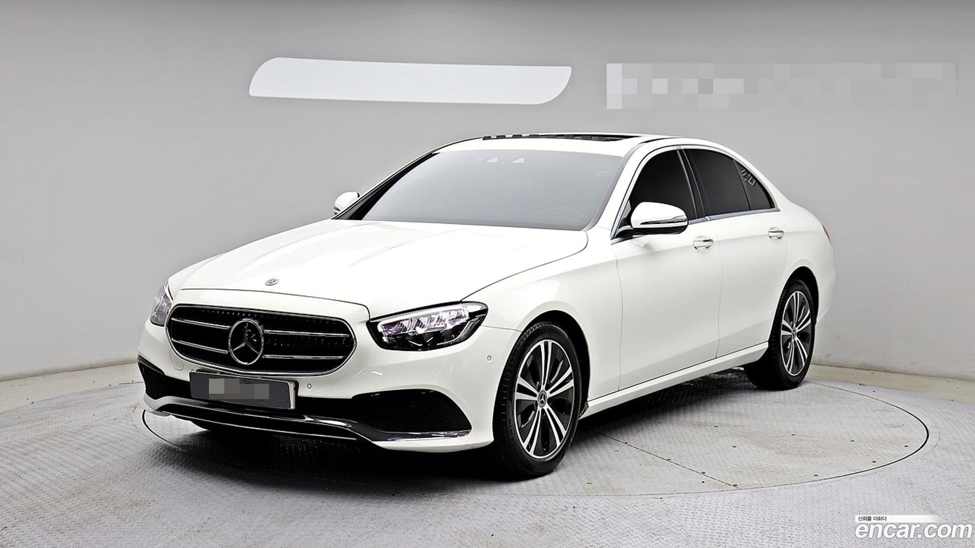 Main__Slider__Photo:E-Class Mercedes-Benz 2021.4-0