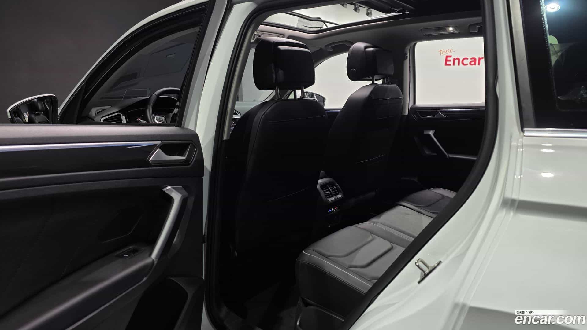 Tiguan Volkswagen 2023.10-OPTION-015