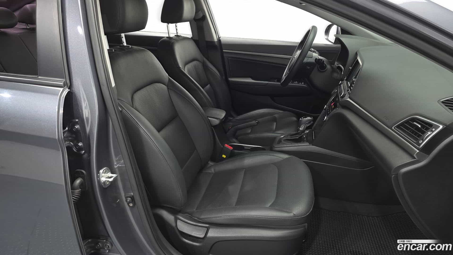 AVANTE Hyundai 2017.7-OPTION-016