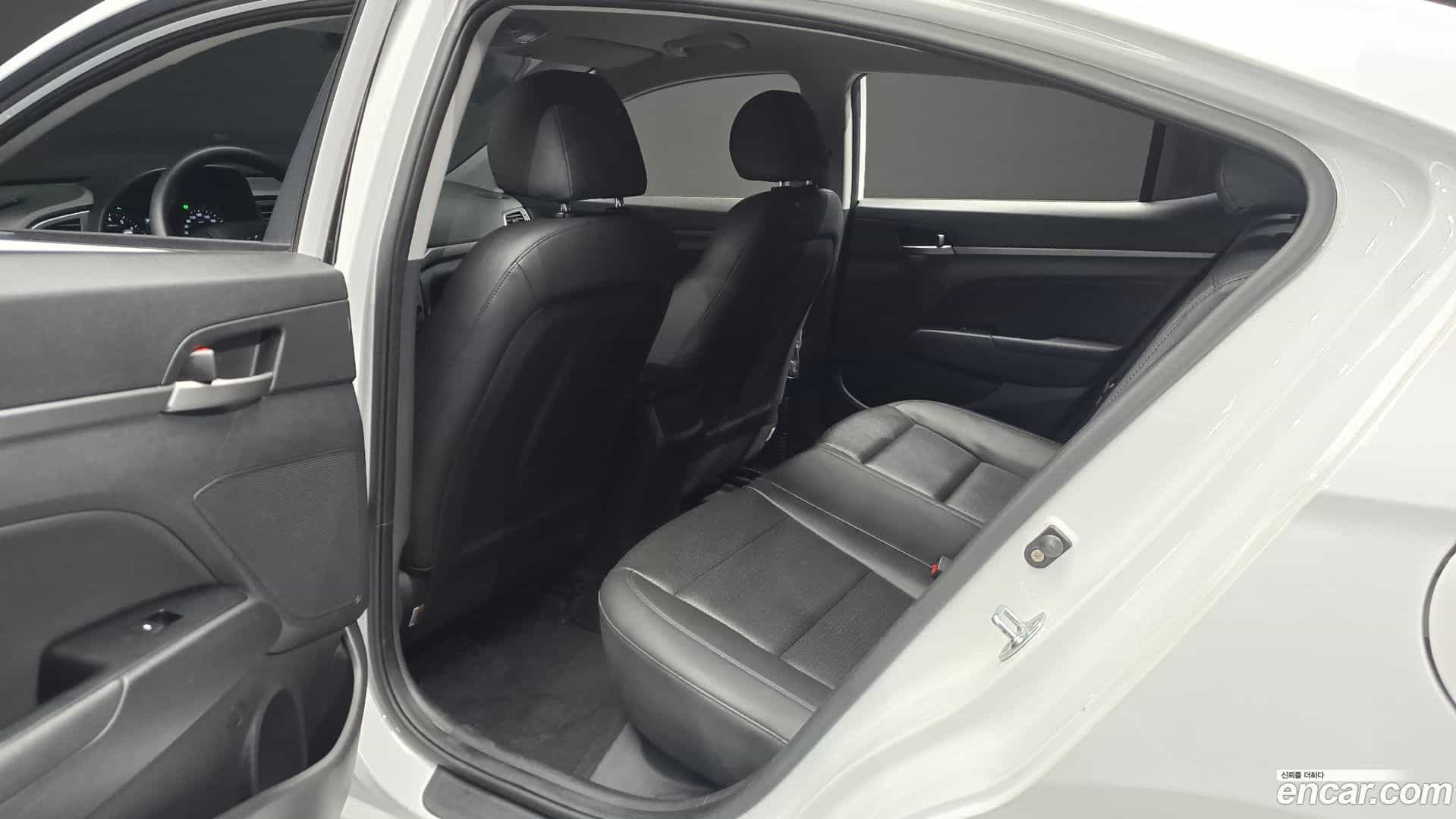 AVANTE Hyundai 2018.7-OPTION-015