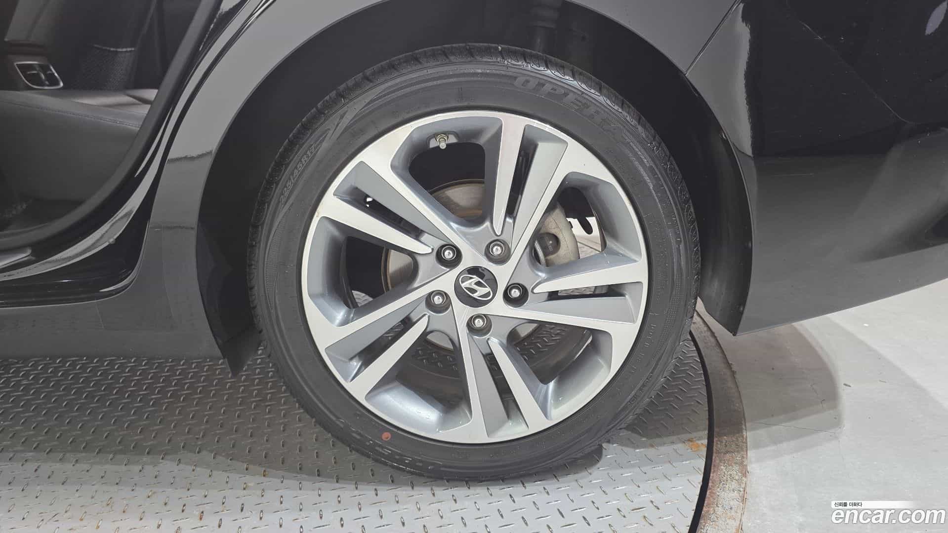 AVANTE Hyundai 2016.0-OUTER-031
