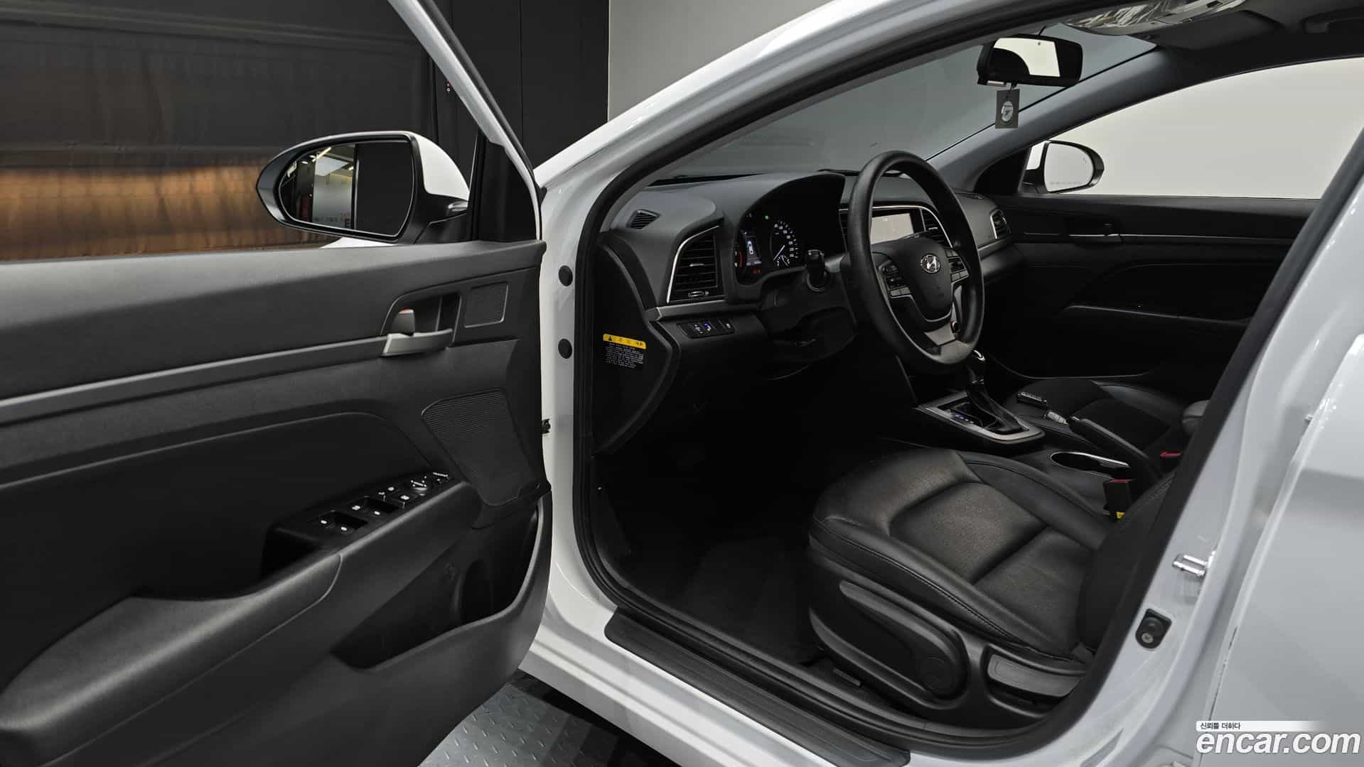 AVANTE Hyundai 2018.6-INNER-010