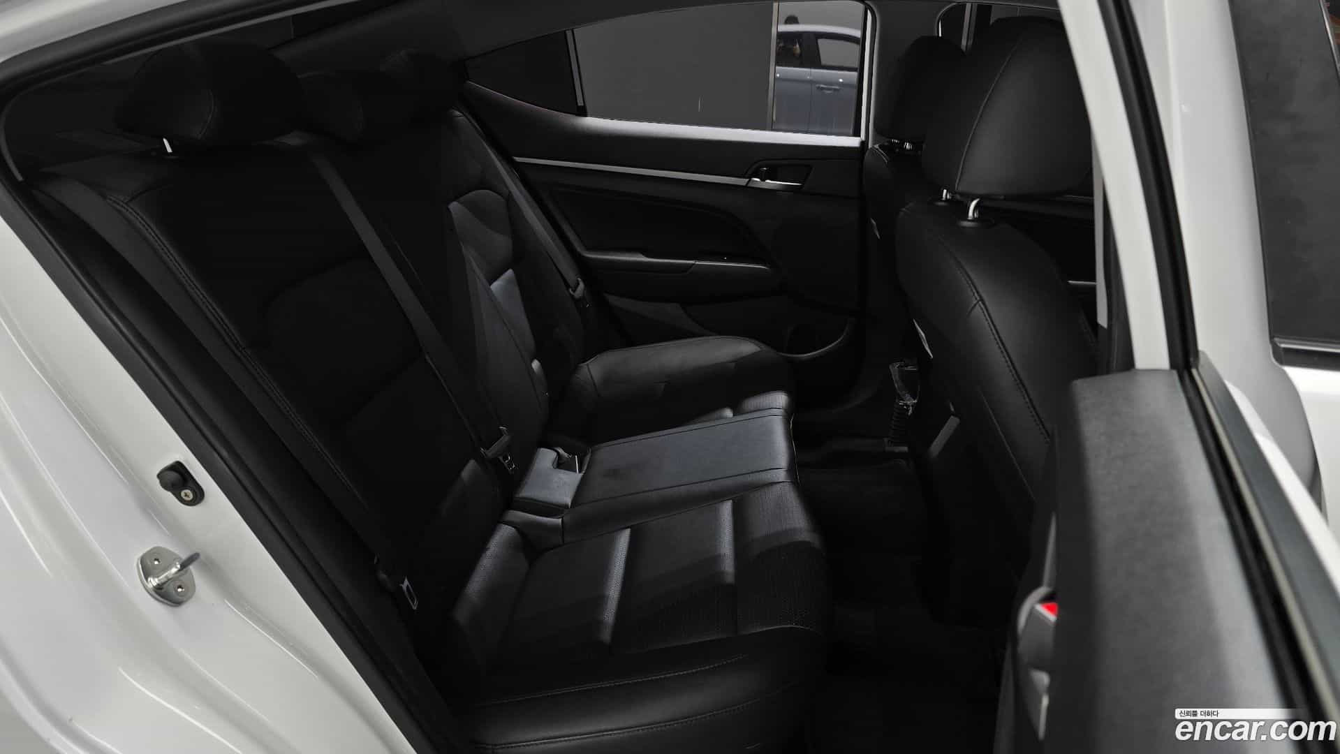 AVANTE Hyundai 2018.6-OPTION-015