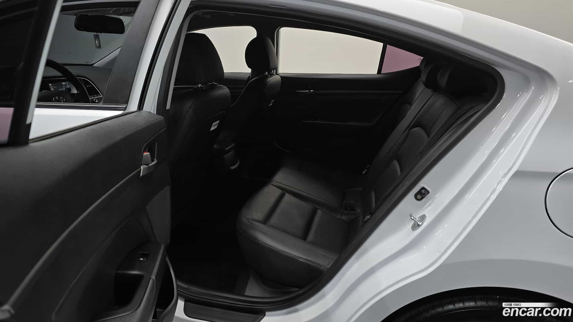 AVANTE Hyundai 2018.6-OPTION-016