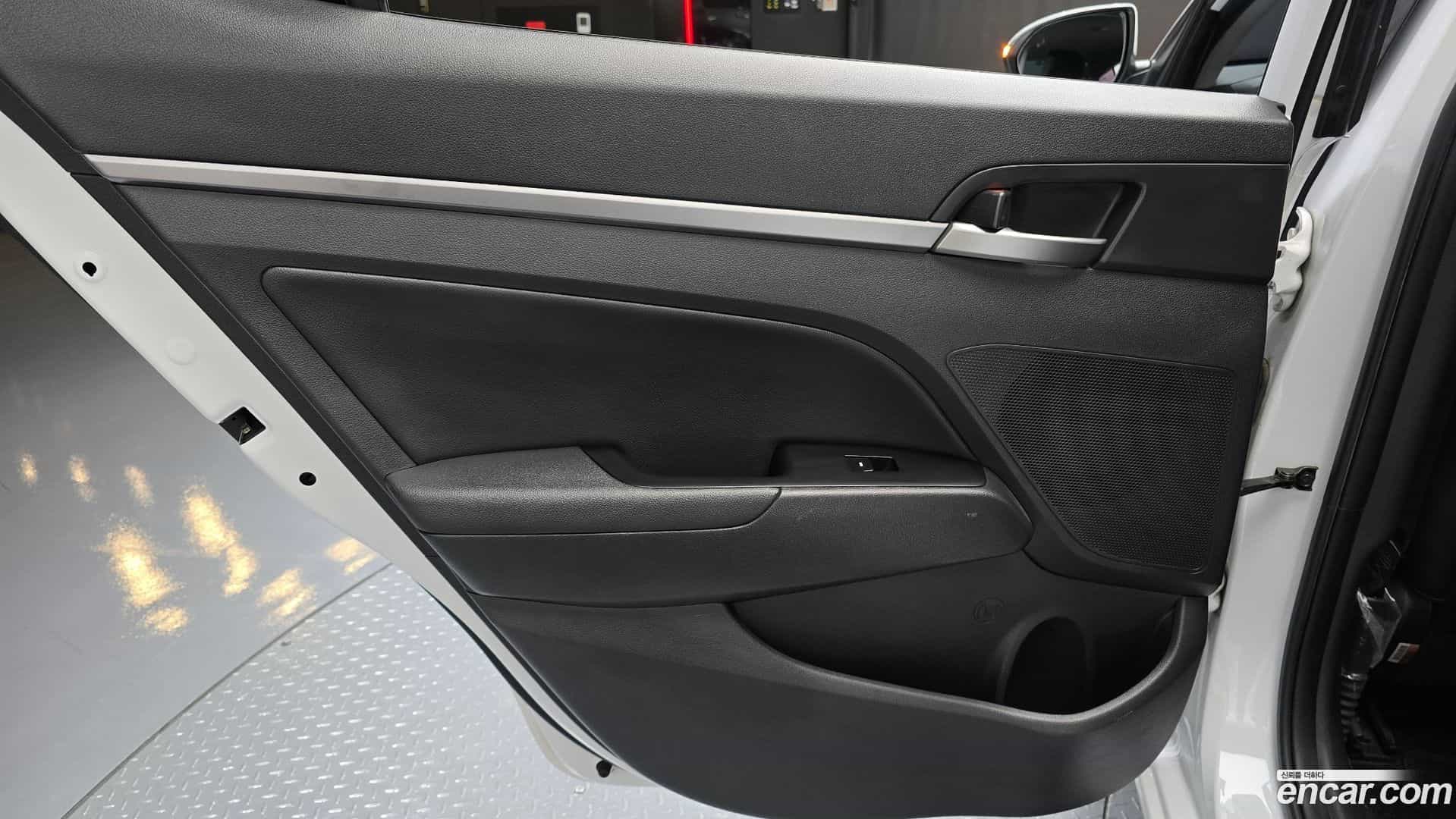 AVANTE Hyundai 2018.6-INNER-035