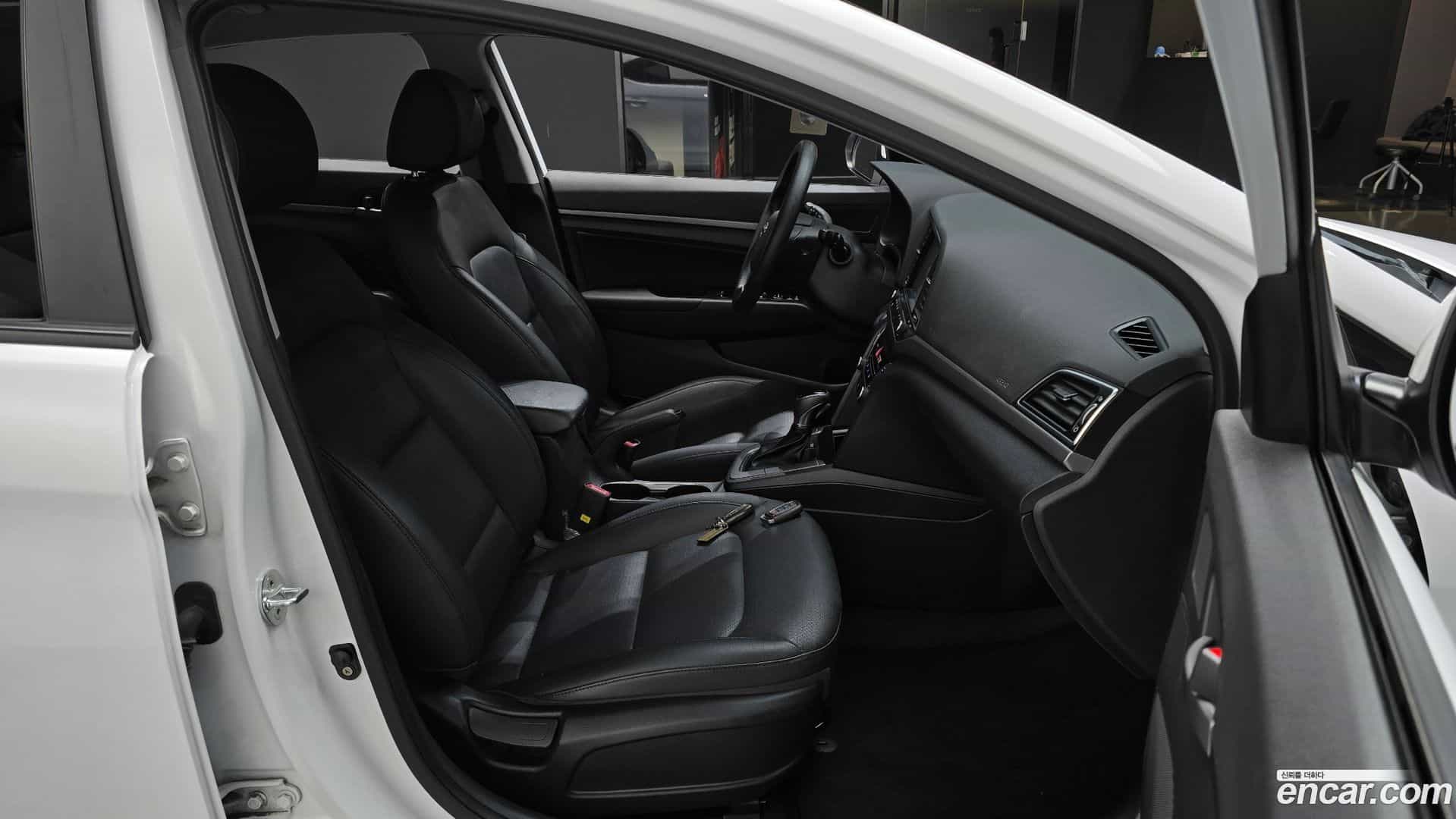 AVANTE Hyundai 2018.6-INNER-036