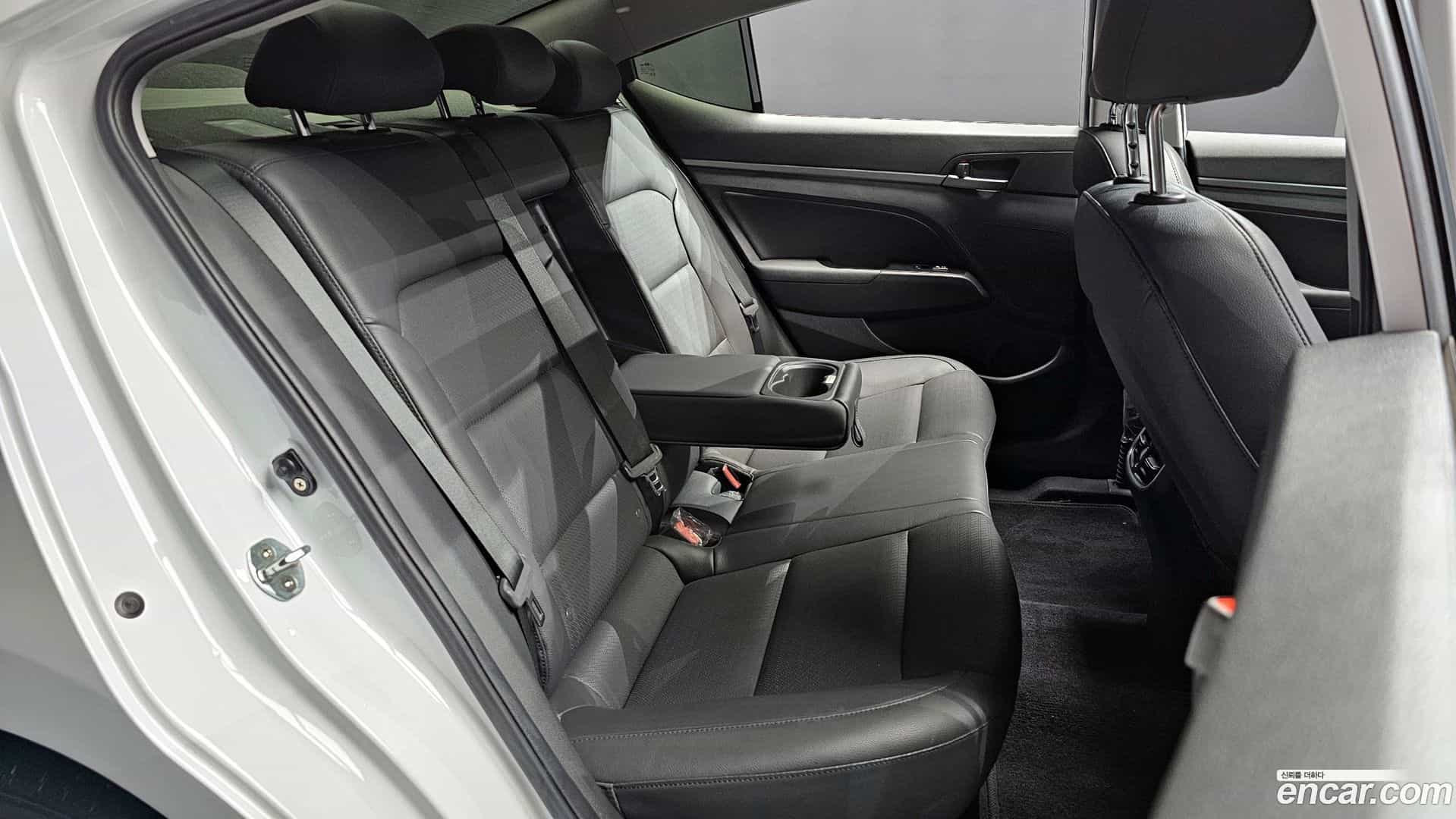 AVANTE Hyundai 2017.7-OPTION-015