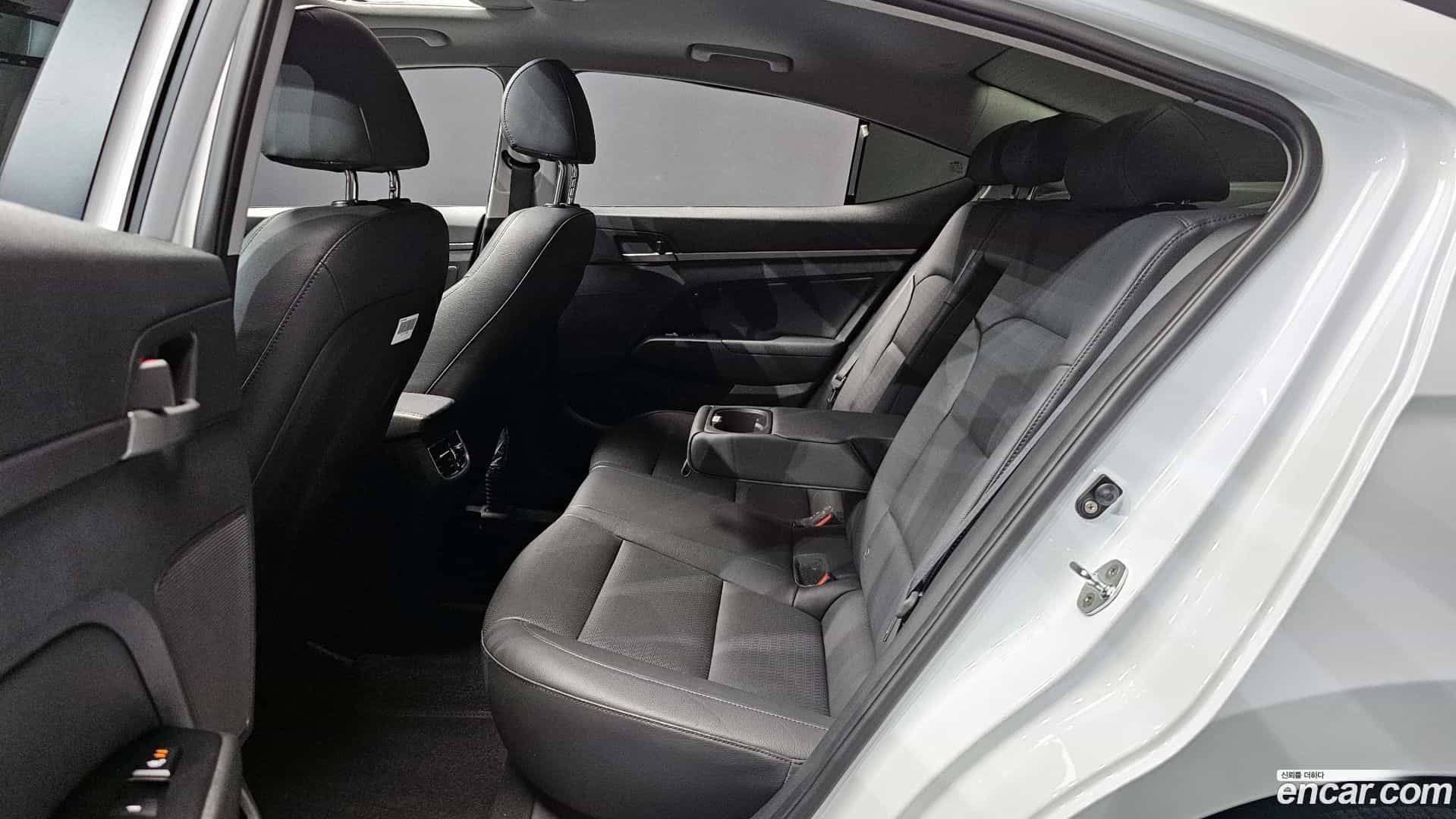 AVANTE Hyundai 2017.7-OPTION-016