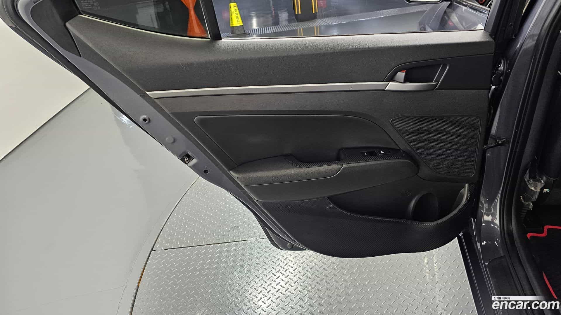 AVANTE Hyundai 2018.0-INNER-035