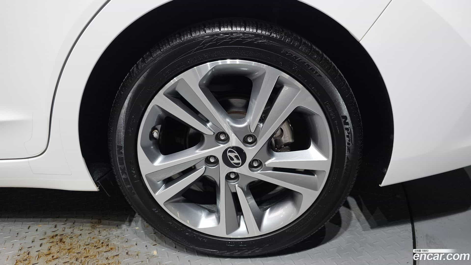 AVANTE Hyundai 2017.1-OUTER-031