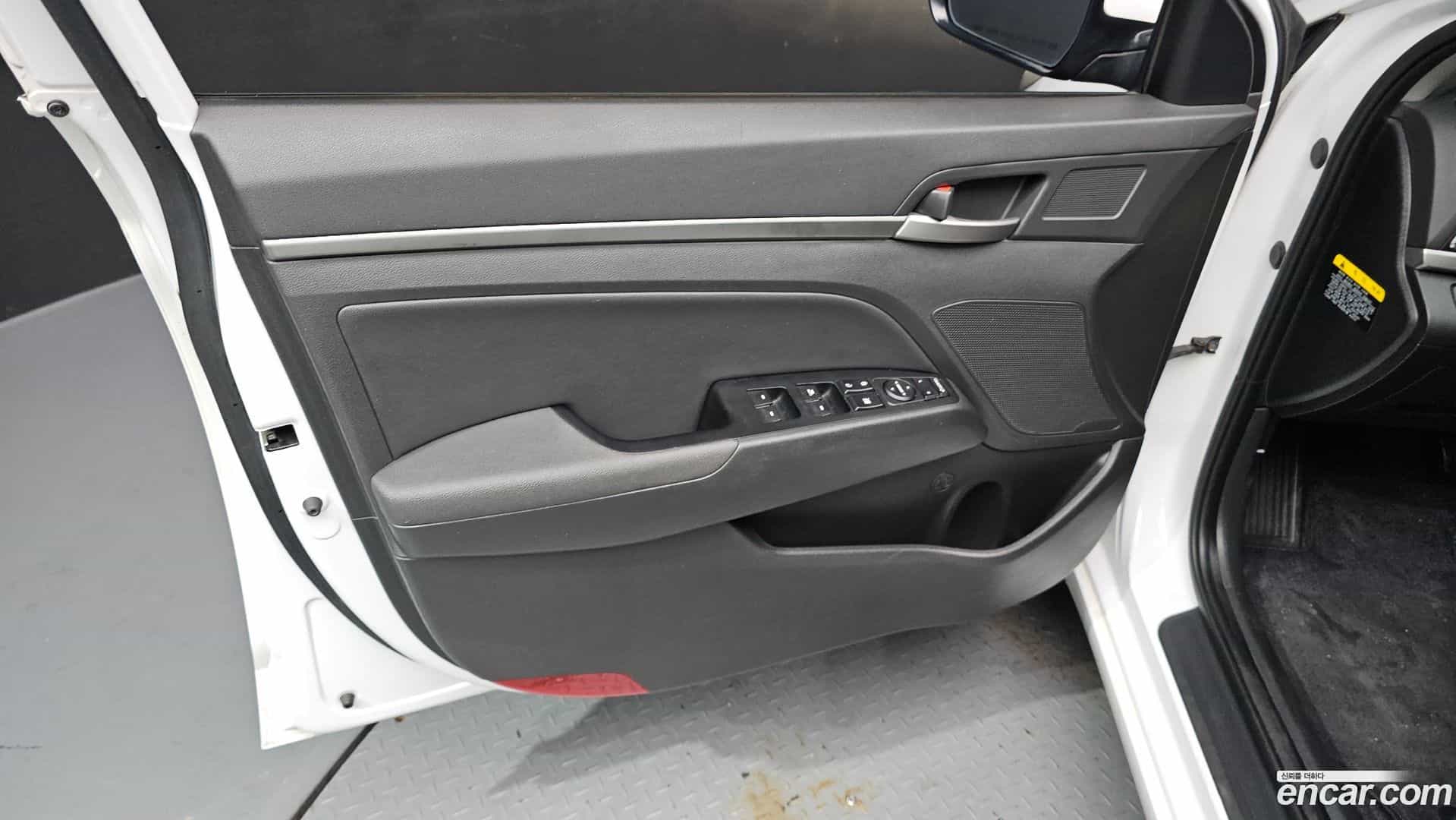 AVANTE Hyundai 2017.1-INNER-034