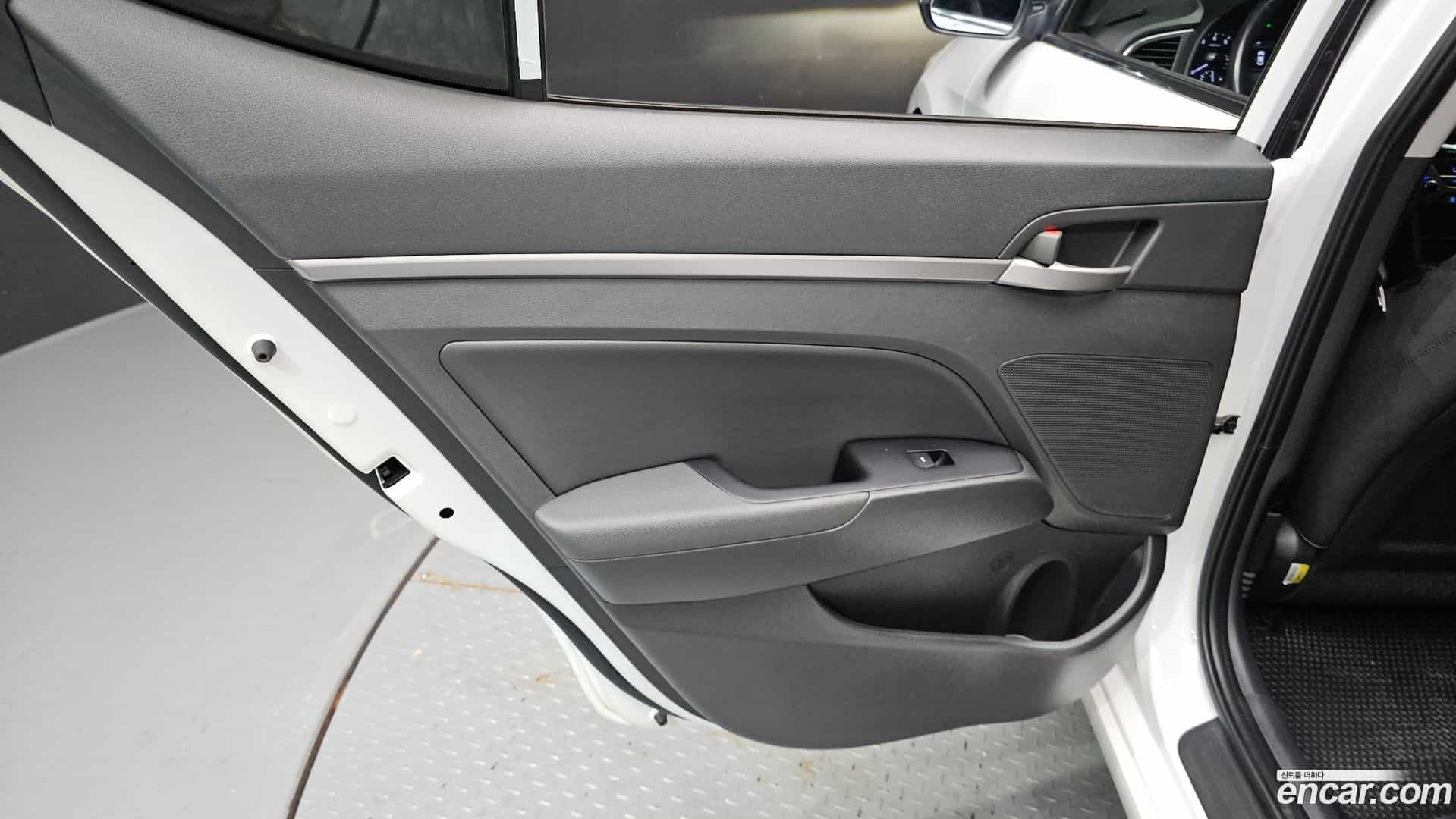 AVANTE Hyundai 2017.1-INNER-035