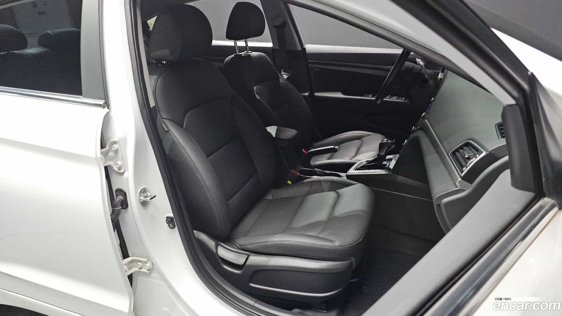 AVANTE Hyundai 2017.1-INNER-036