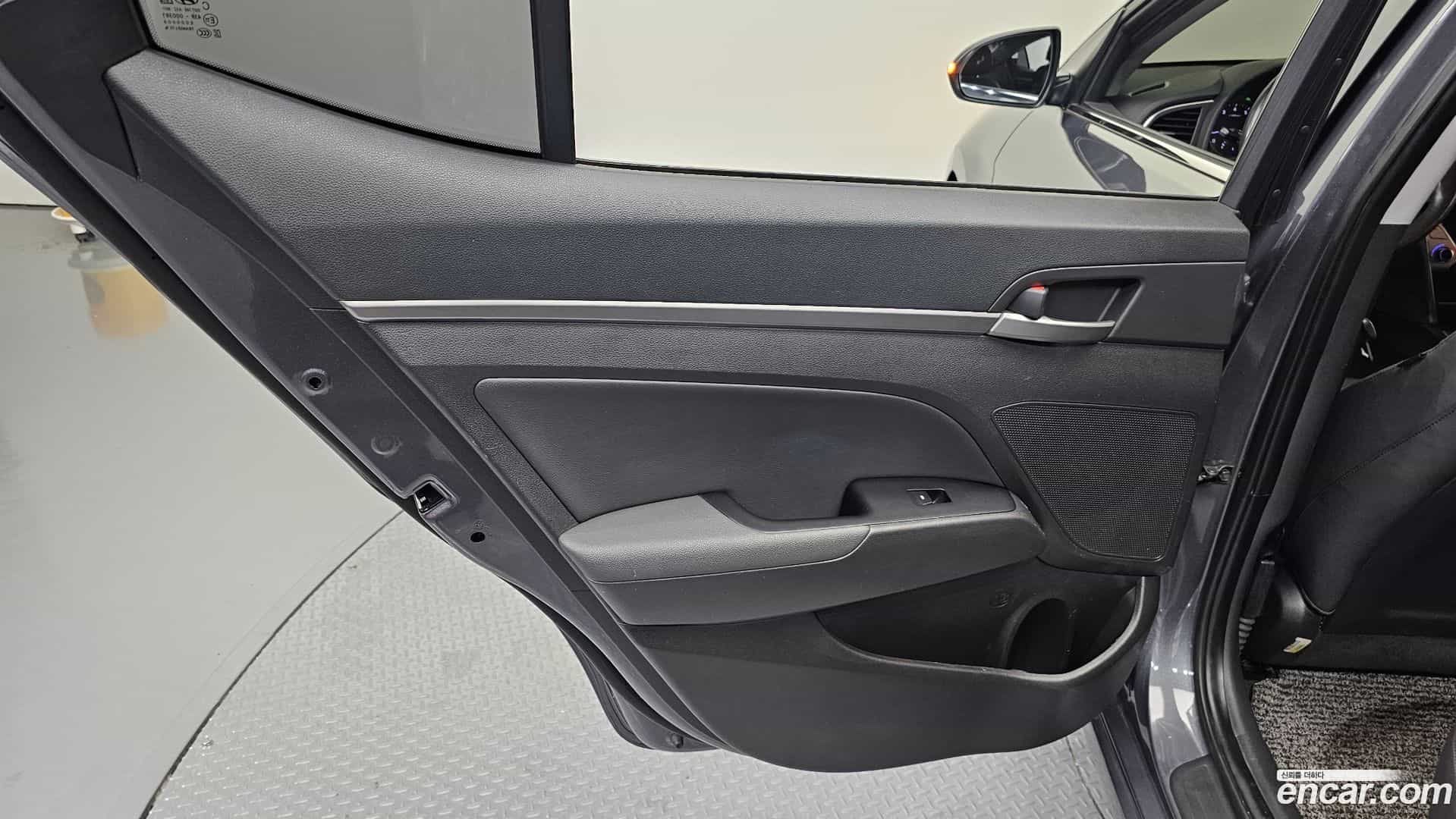 AVANTE Hyundai 2016.2-INNER-035