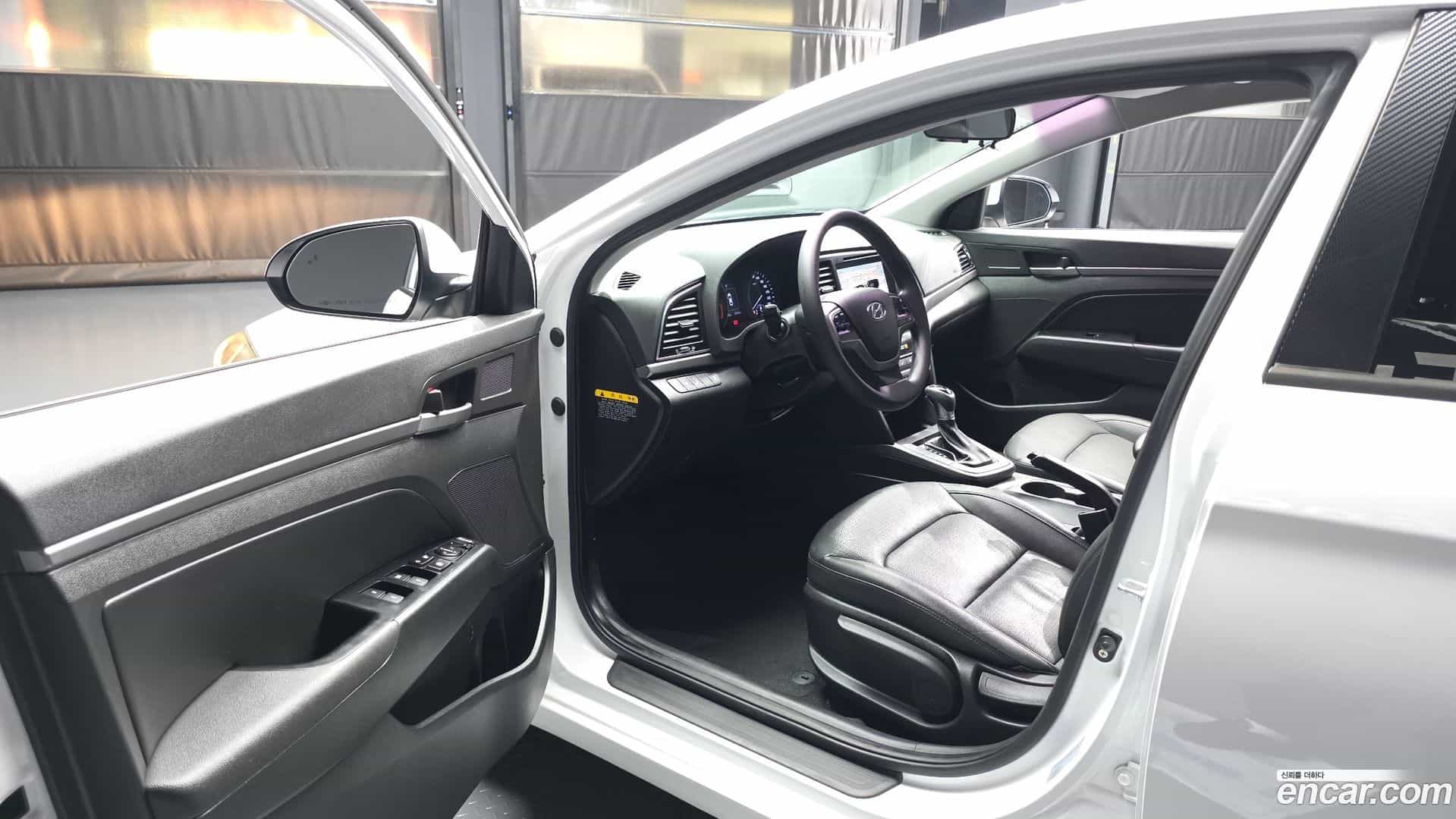 AVANTE Hyundai 2017.1-INNER-010