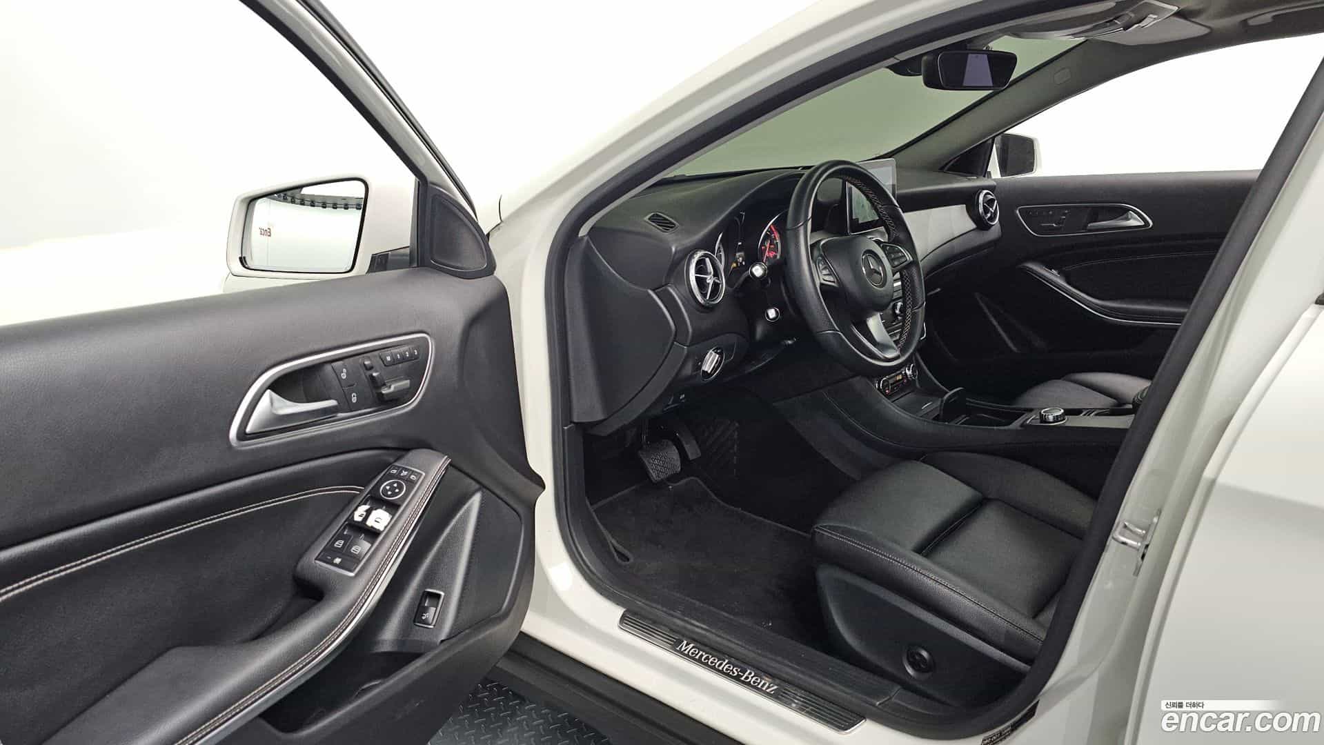 GLA-Class Mercedes-Benz 2016.5-INNER-010