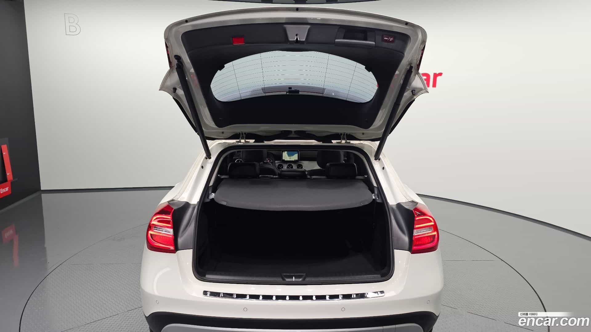 GLA-Class Mercedes-Benz 2016.5-OPTION-024