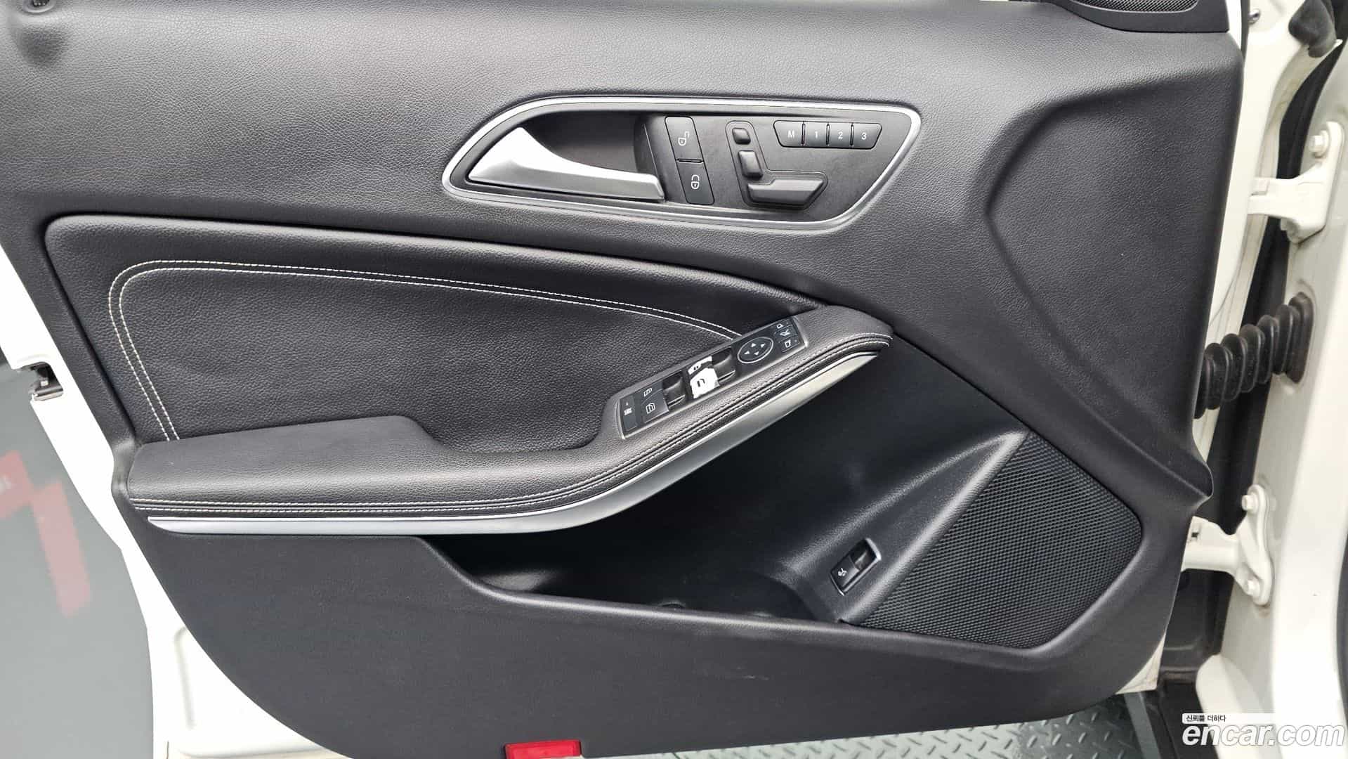 GLA-Class Mercedes-Benz 2016.5-INNER-034