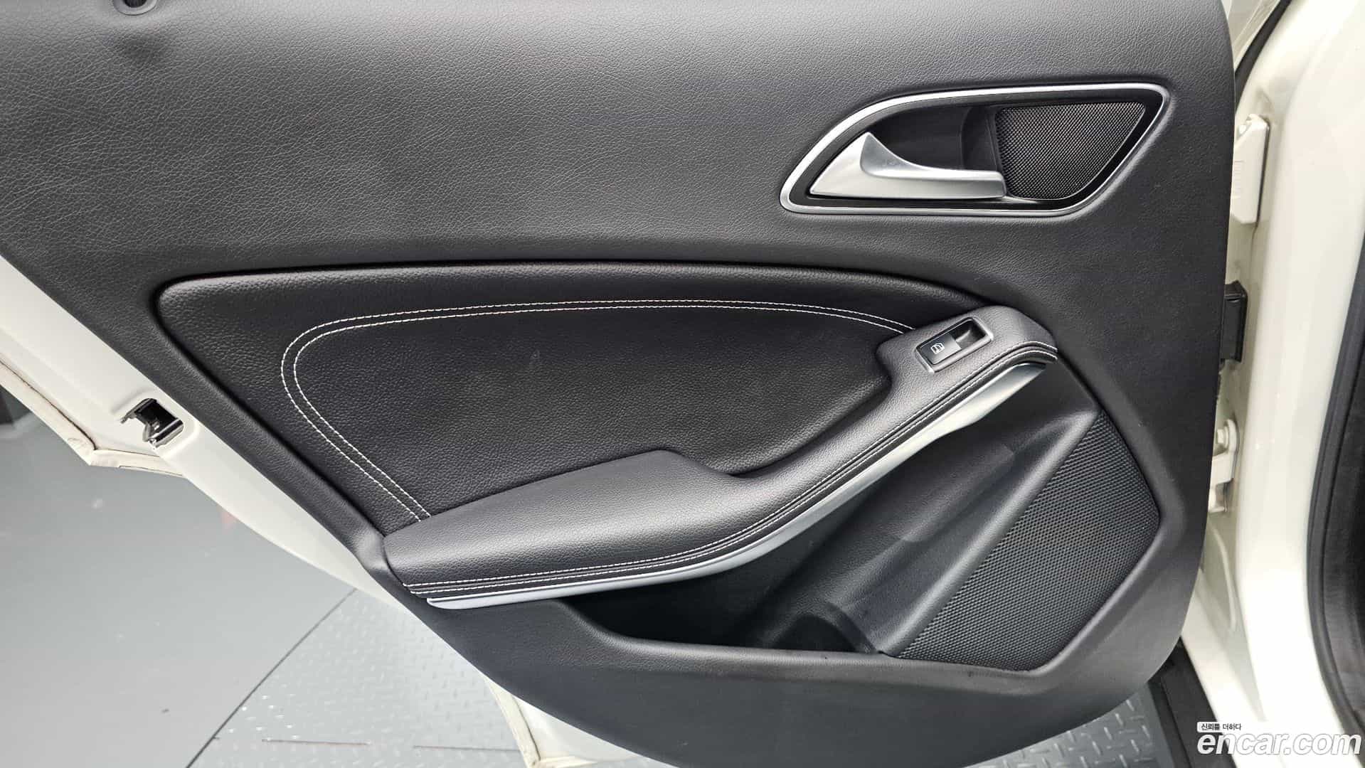GLA-Class Mercedes-Benz 2016.5-INNER-035