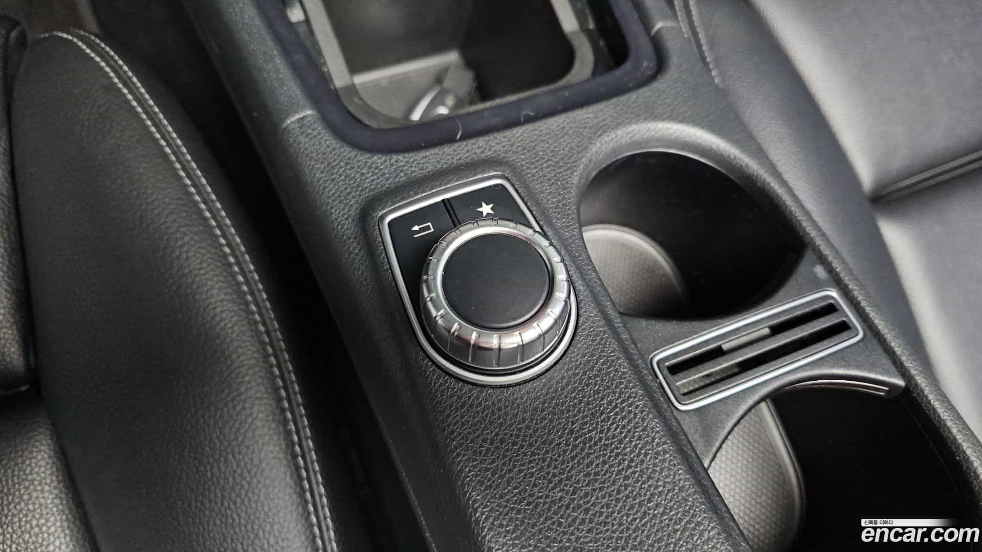 GLA-Class Mercedes-Benz 2016.5-OPTION-048